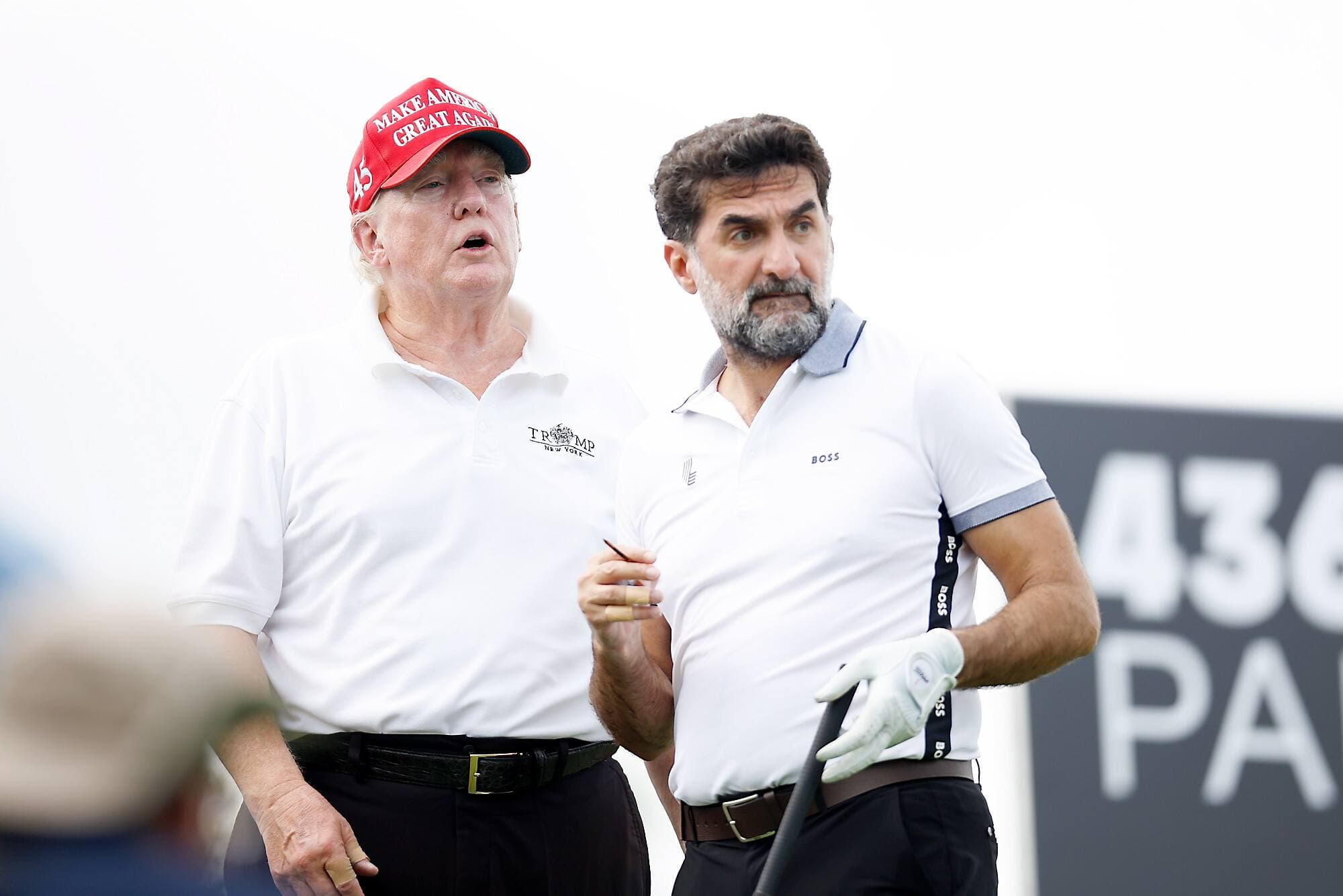 Donald Trump en compagnie de Yasir Othman Al-Rumayyan, le gouverneur du Fonds public d’investissement d’Arabie saoudite.