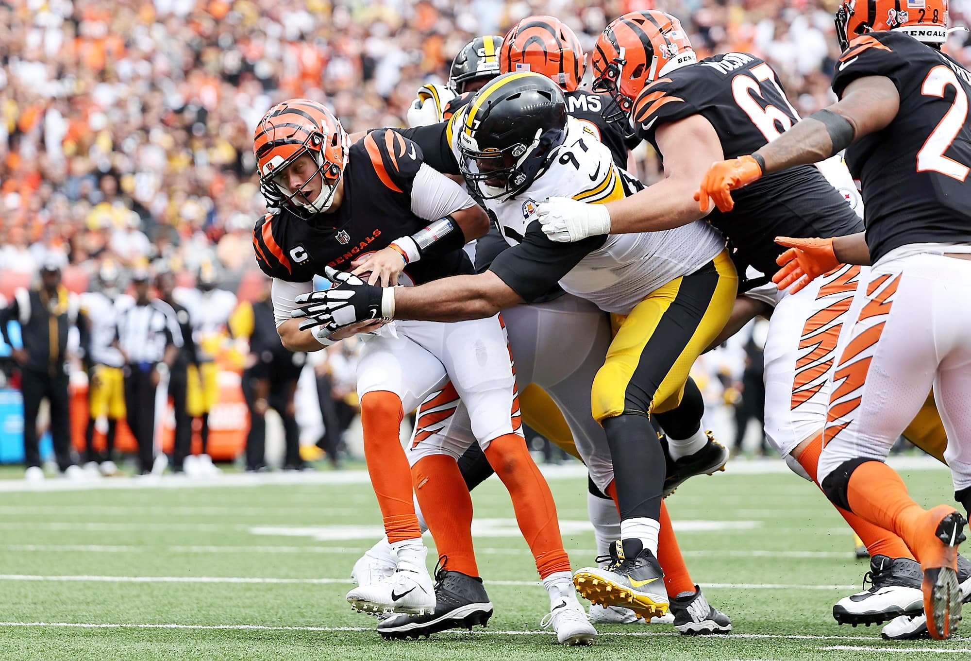 À plusieurs reprises, Joe Burrow a été tabassé par les joueurs défensifs des Steelers.