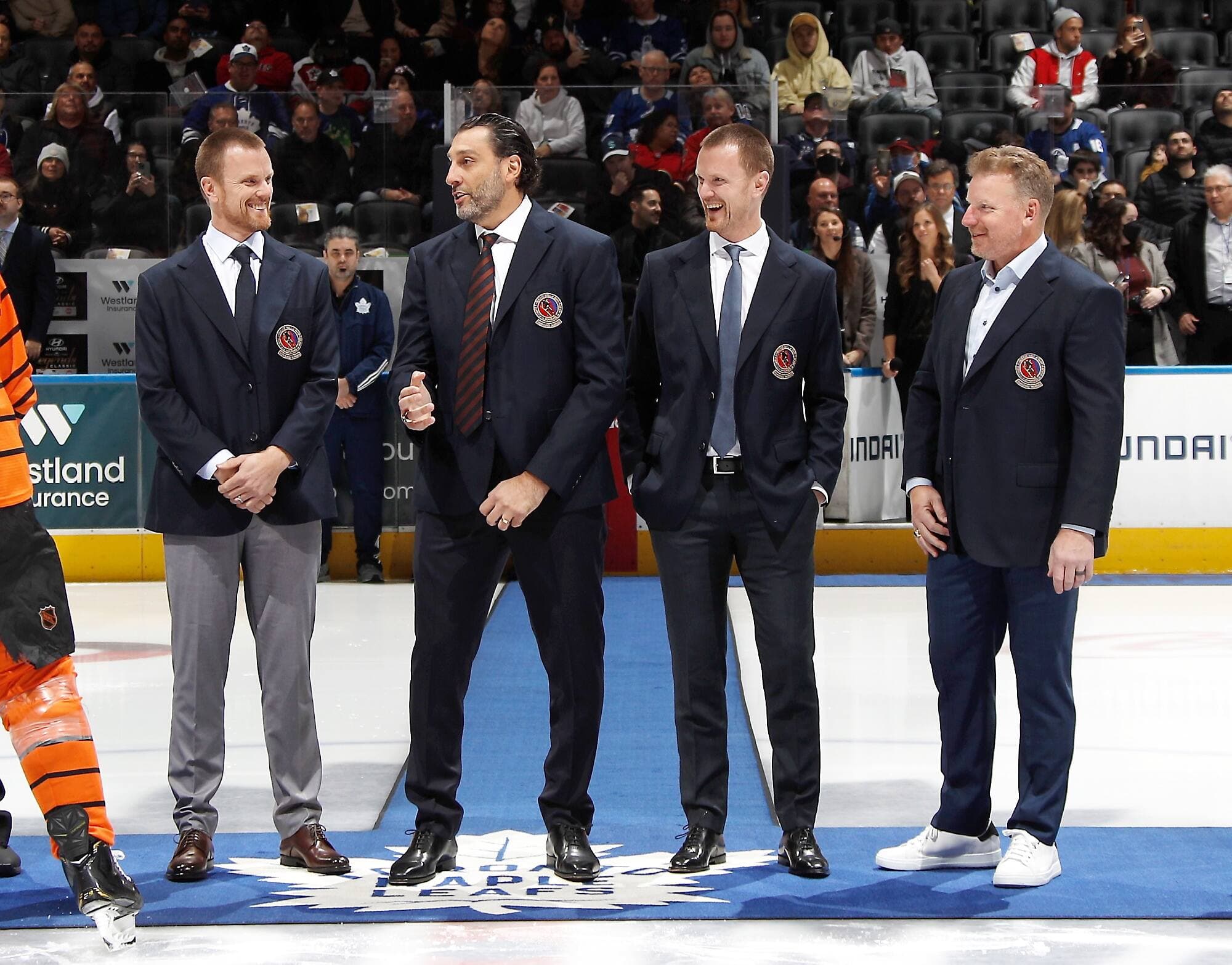 Roberto Luongo en compagnie de Daniel et Henrik Sedin ainsi que Daniel Alfredsson, lorsqu’ils ont été présentés avant le match des légendes, dimanche.