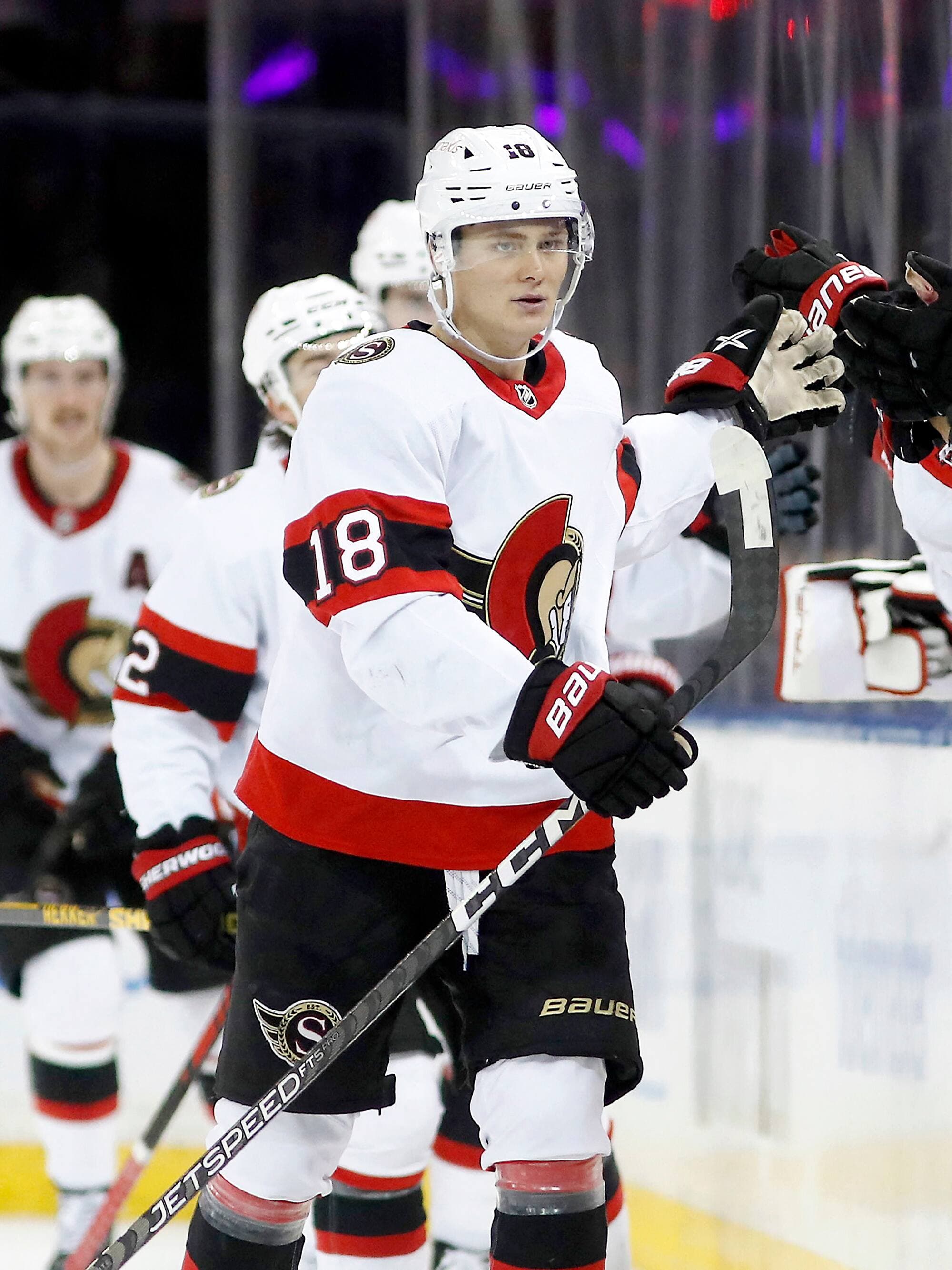 Le jeune attaquant Tim Stützle reçoit les félicitations de ses coéquipiers au banc après avoir marqué un but le 2 décembre, contre les Rangers de New York.