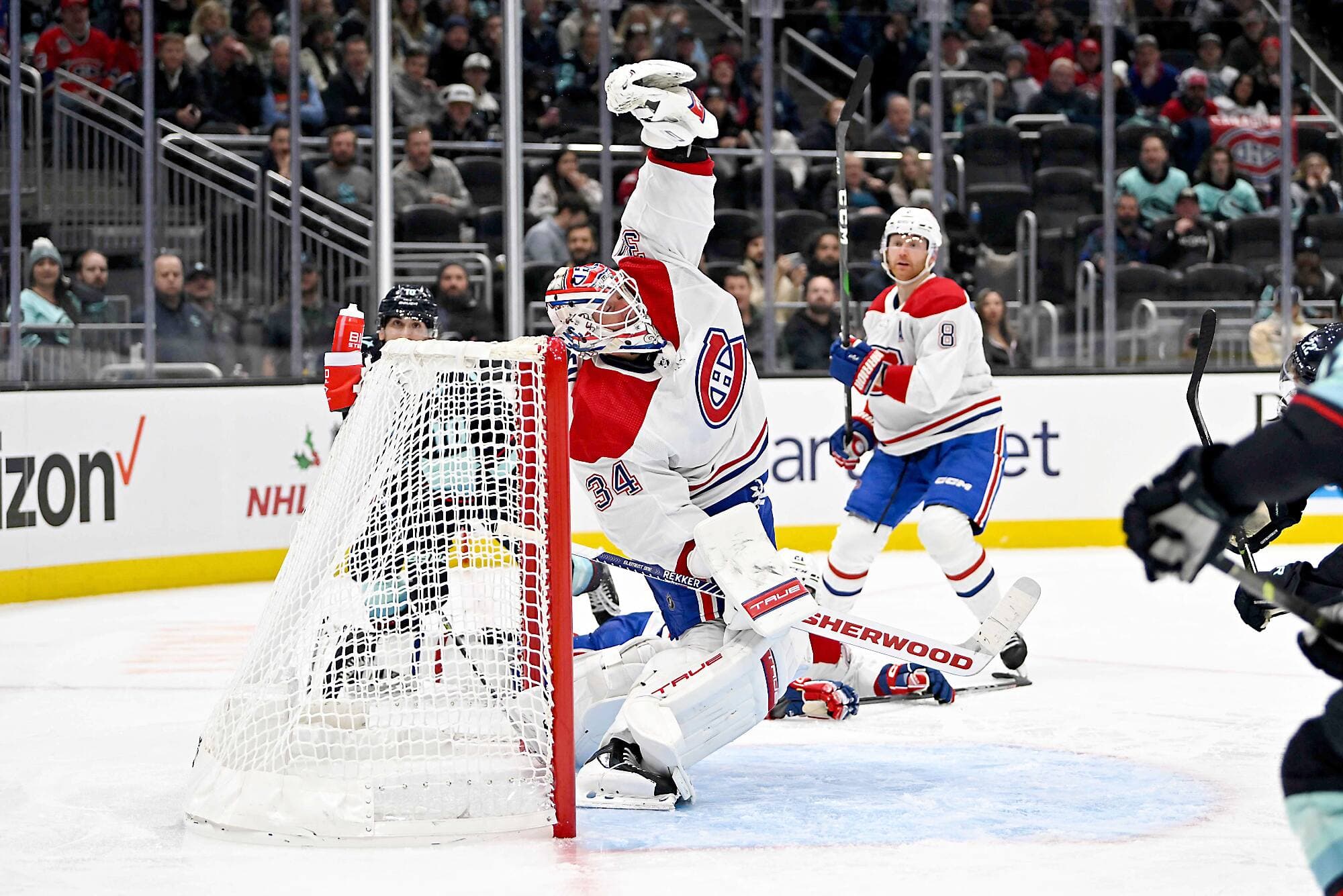 La posture n’est pas habituelle, mais Jake Allen a tout de même fait l’arrêt sur cette séquence, lors du match de mardi soir face au Kraken, à Seattle.