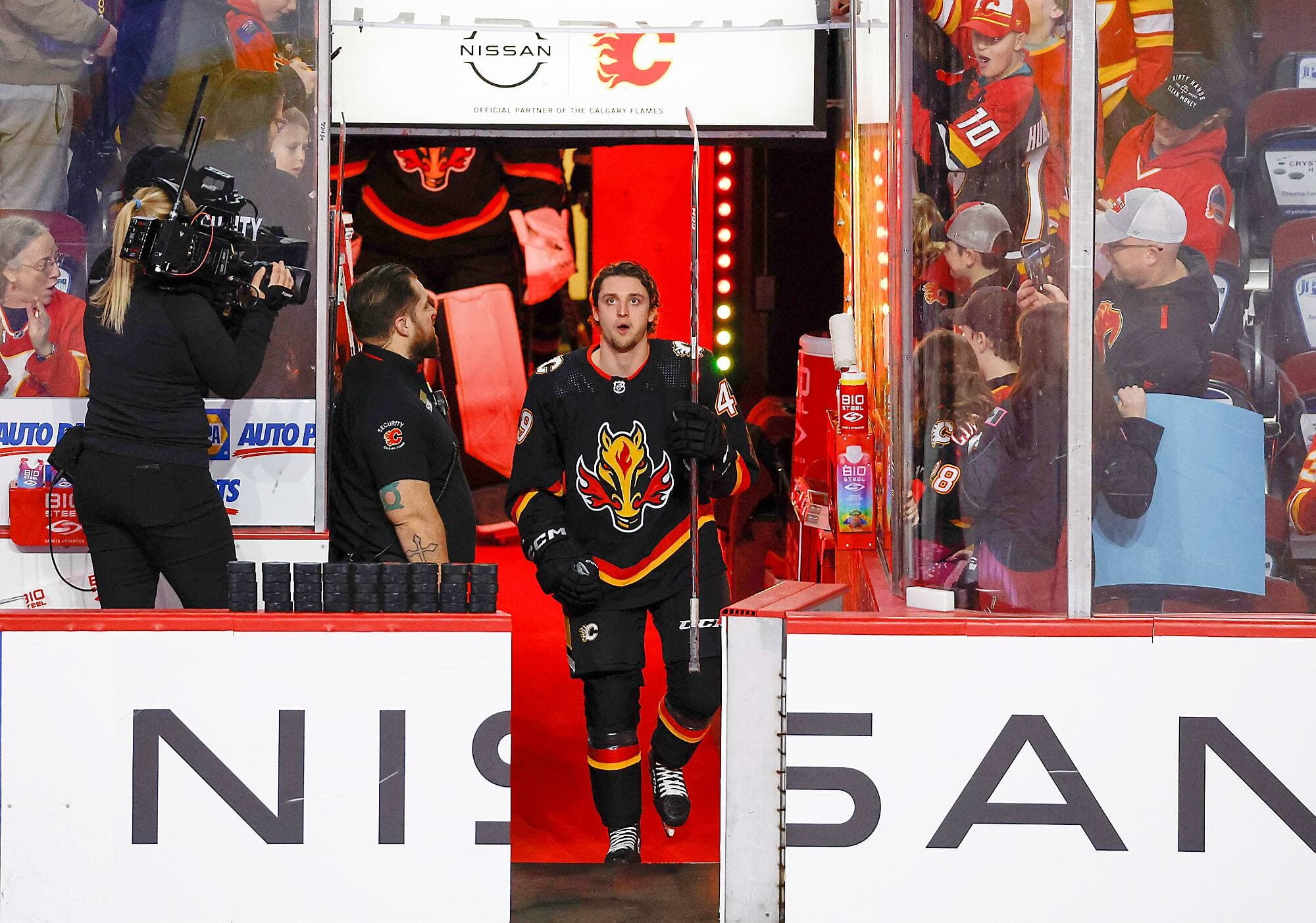 Jakob Pelletier a eu droit au fameux tour en solo réservé aux recrues qui font leur début dans la LNH. On voit le hockeyeur québécois marcher seul dans le corridor menant à la patinoire, samedi soir, à Calgary.