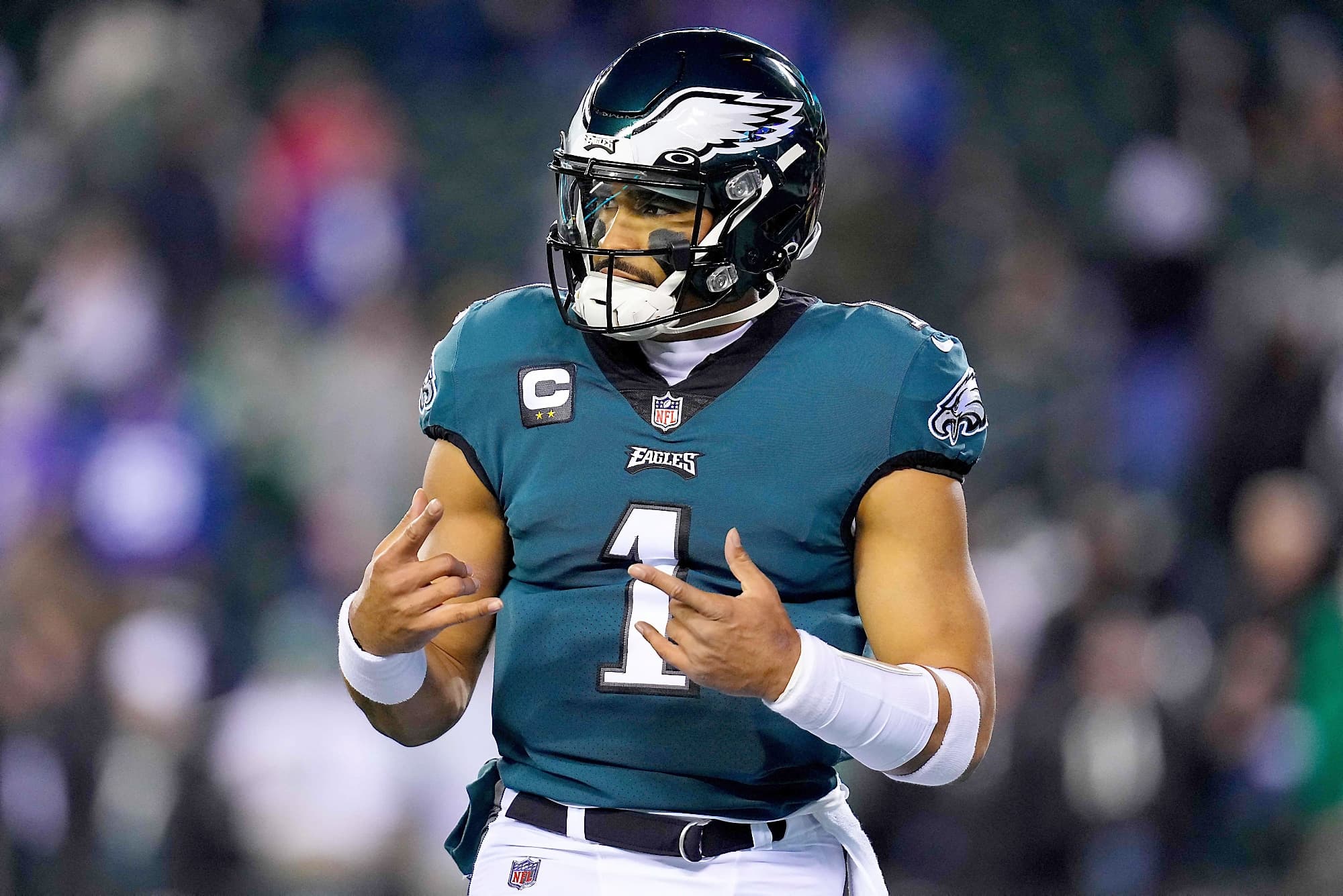Le quart-arrière des Eagles Jalen Hurts lors de la période d’échauffement précédant le match contre les Giants, samedi.