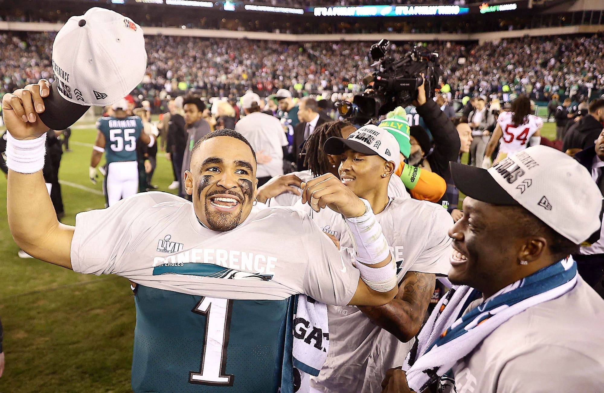 Avec le sourire aux lèvres, le pivot des Eagles Jalen Hurts a enfilé casquette et t-shirt remis aux champions de la Conférence nationale après la rencontre.