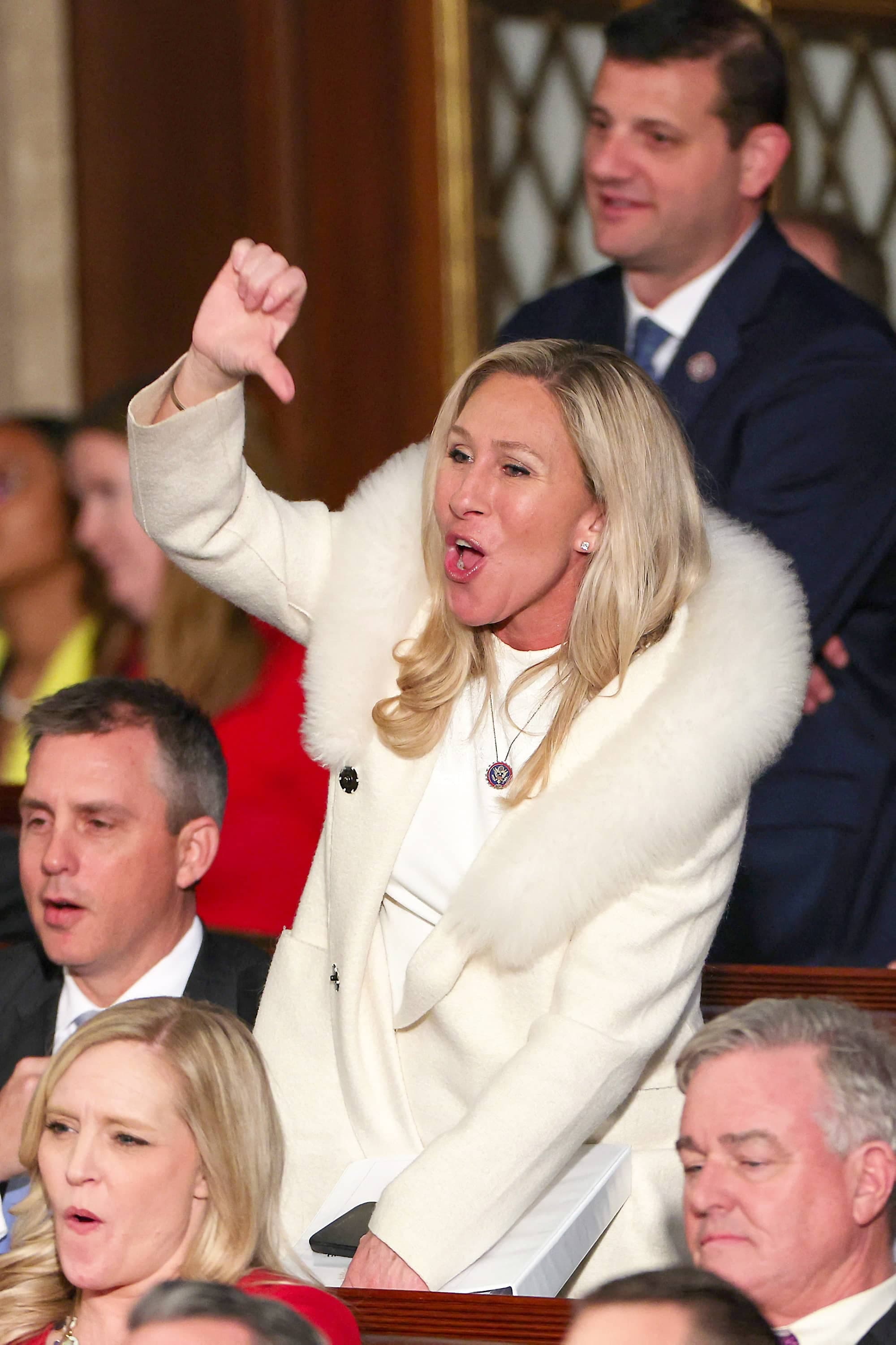 La républicaine Marjorie Taylor Greene brandissait son pouce vers le bas en guise de désapprobation.