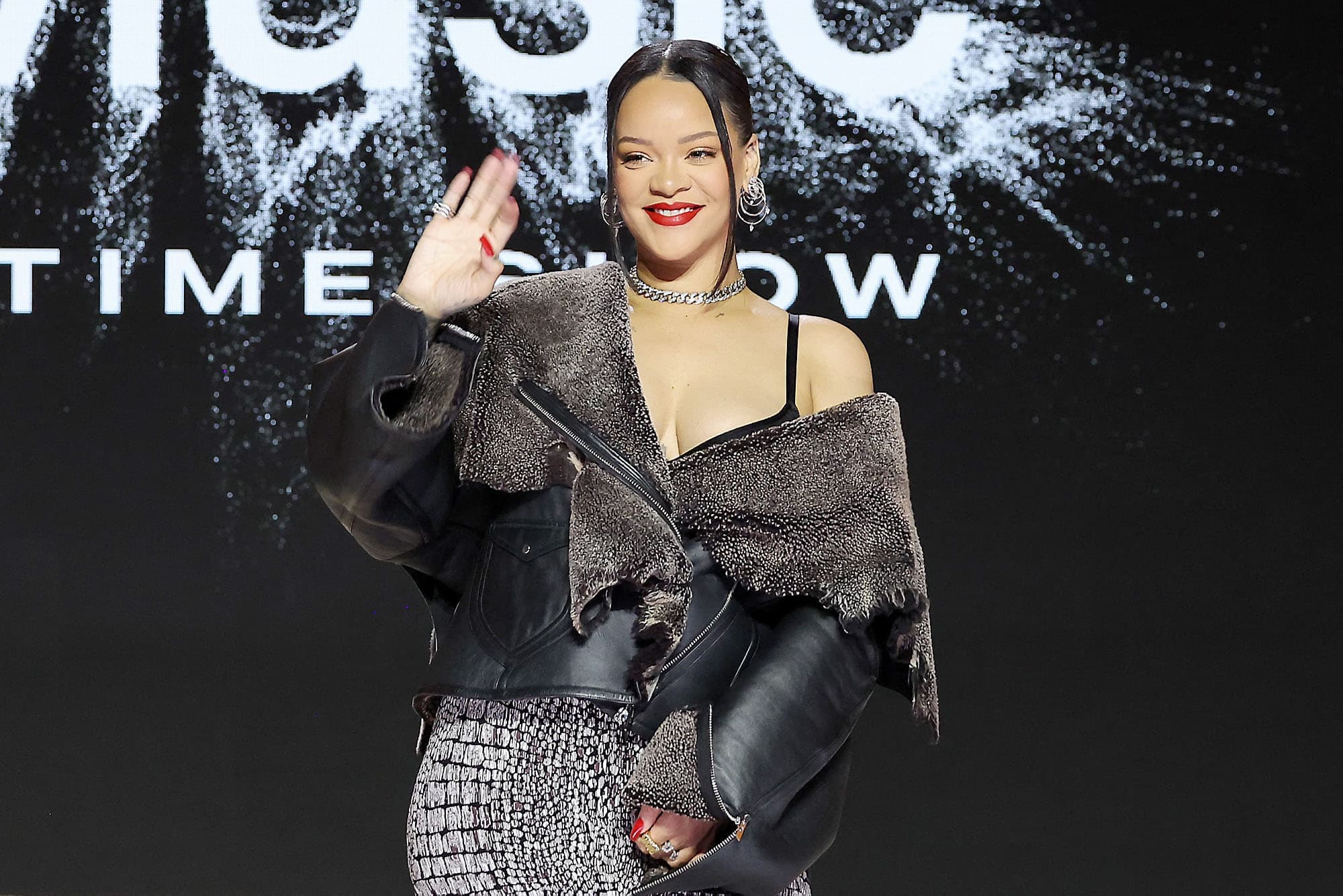 Après une discussion avec une modératrice, Rihanna a pris la pose pour les caméras, sans toutefois répondre aux questions.