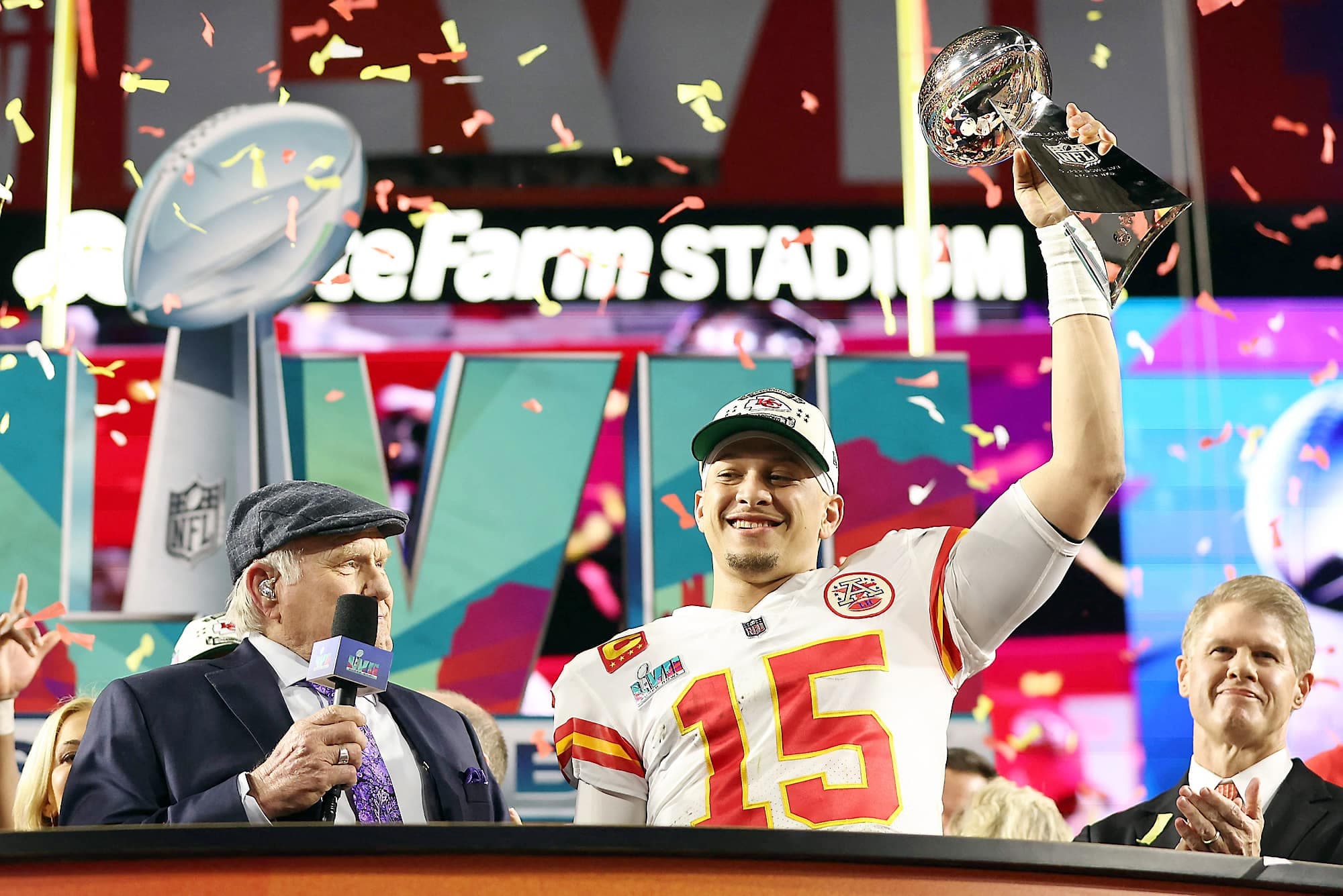 Patrick Mahomes a soulevé dimanche soir le trophée Vince-Lombardi, pour la deuxième fois lors des quatre dernières éditions du Super Bowl.