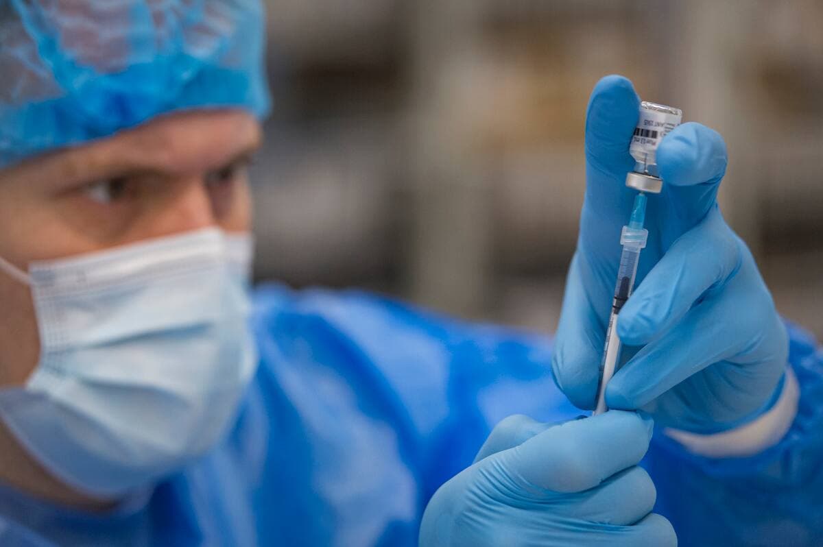 Se faire vacciner est la meilleure façon de lutter contre les variants, selon les experts.