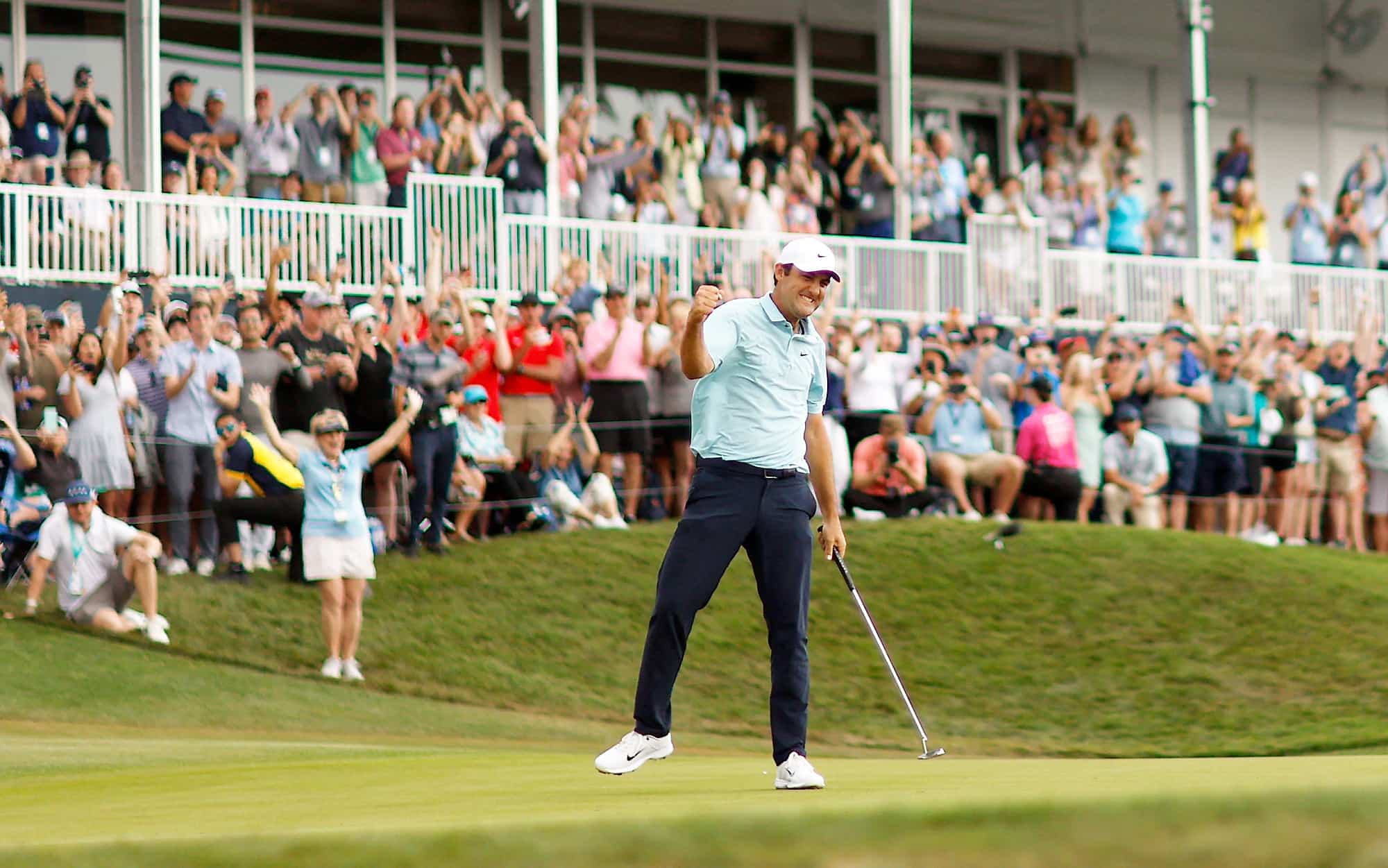Scottie Scheffler a levé le poing en guise de célébration après avoir calé sa balle au 18e trou, lui procurant la victoire au Championnat des joueurs de la PGA, dimanche, en Floride.