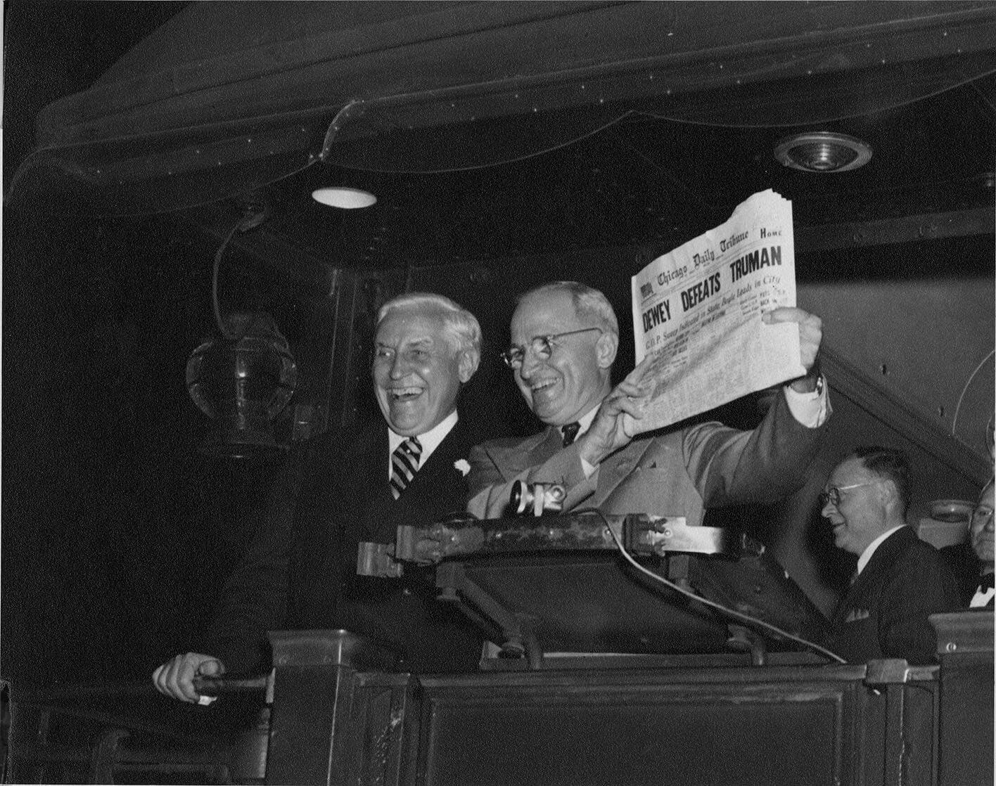 Le président américain Harry S. Truman, le 3 novembre 1948, avec la manchette du Chicago Tribune.