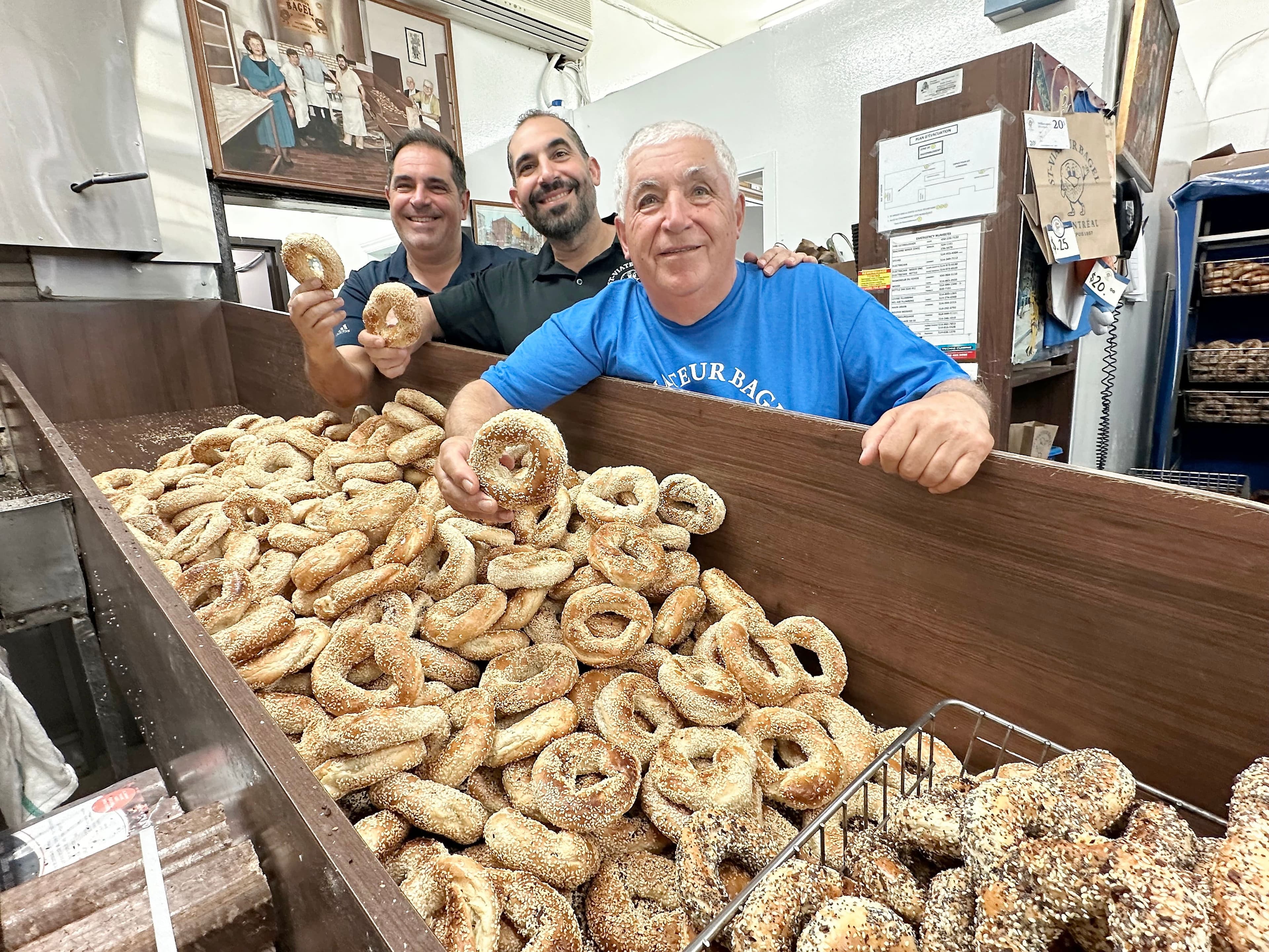 Vince et Robert Morena et leur père Joe se réjouissent qu'une chaîne d'alimentation texane offre leurs bagels.