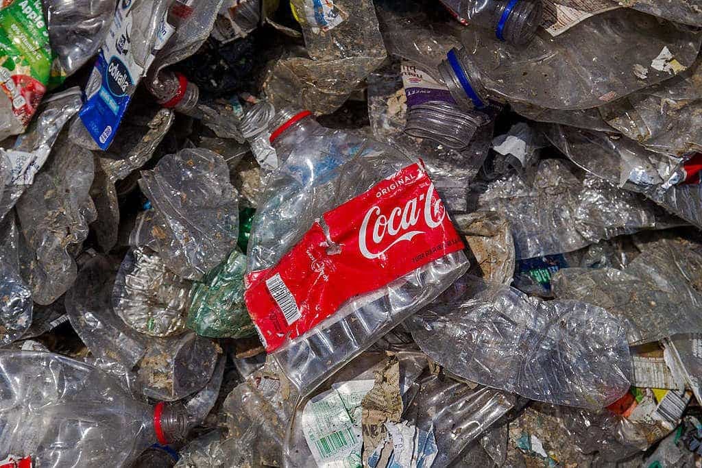 Coca-Cola produit 120 milliards de bouteilles en plastique jetables par an.