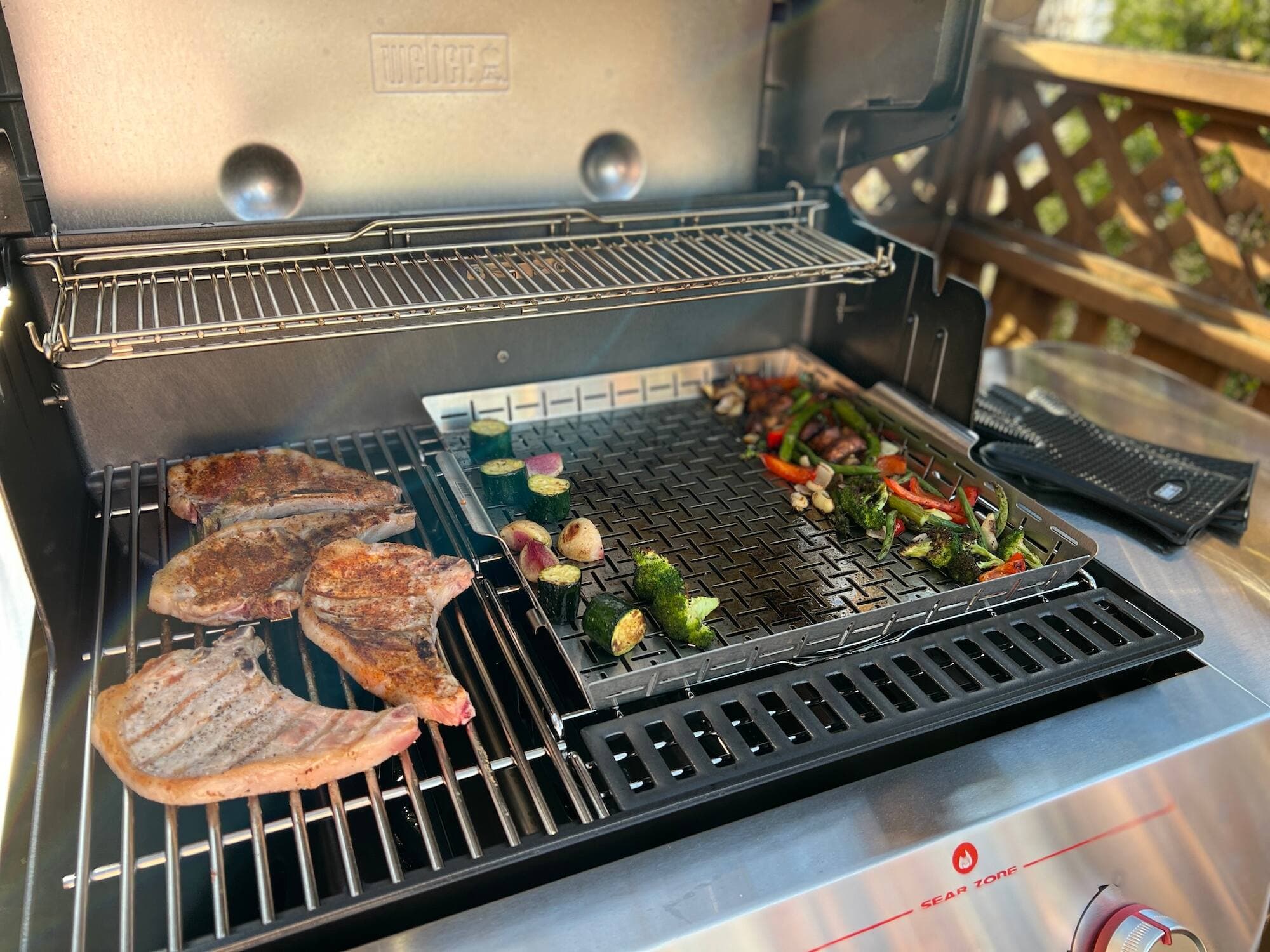 La zone de gauche est mieux adaptée à la cuisson indirecte qu’à la saisie.