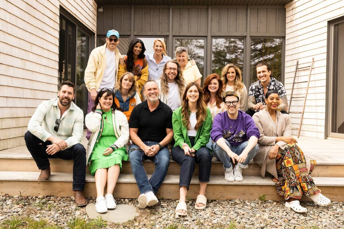 L’équipe de collaborateurs de «Sucré Salé» s’est réunie avec la nouvelle animatrice Mélanie Maynard dans un chalet d’Estrie pour le premier épisode de la 22e saison, qui est diffusé à TVA le lundi 22 mai à 18h30. Assis, de gauche à droite: Jean Michel Leblond, Patricia Paquin, Dave Morissette, Émilie Fournier, Simon Boulerice et Varda Étienne. Deuxième rangée: Andréanne A. Malette, Mathieu Dufour et Geneviève Hébert-Dumont, Marie-Josée Gauvin et Francisco Randez. Debout: Alexandre Bisaillon, Audrey Roger, l’animatrice Mélanie Maynard et Marthe Laverdière. Seul Bryan Audet était absent.