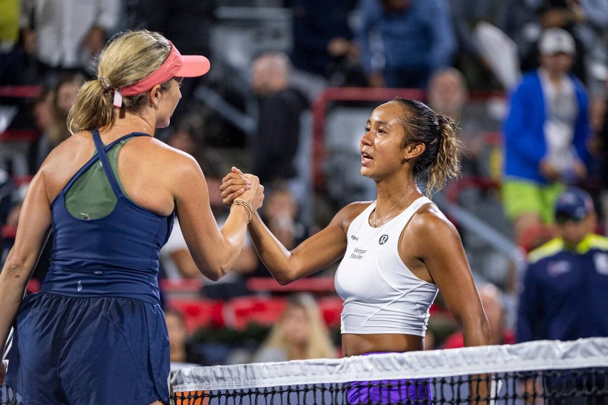 Leylah Annie Fernandez (à droite) a félicité Danielle Collins au terme de leur affrontement de jeudi soir, sur le court central du stade IGA.