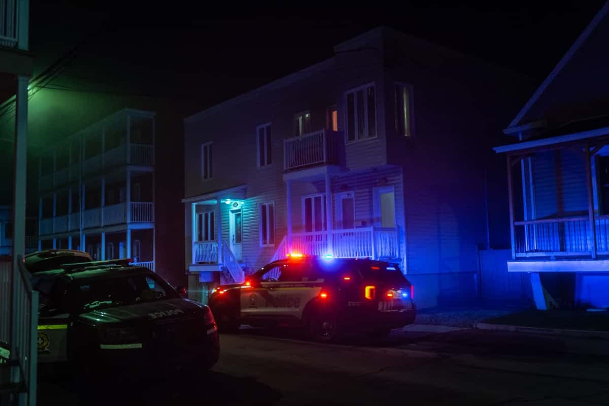 Les policiers se sont rendus à l’étage de ce logement de l’avenue Saint-Dominique, à Saint-Hyacinthe, où une mère de famille a été poignardée à plusieurs reprises par son conjoint.