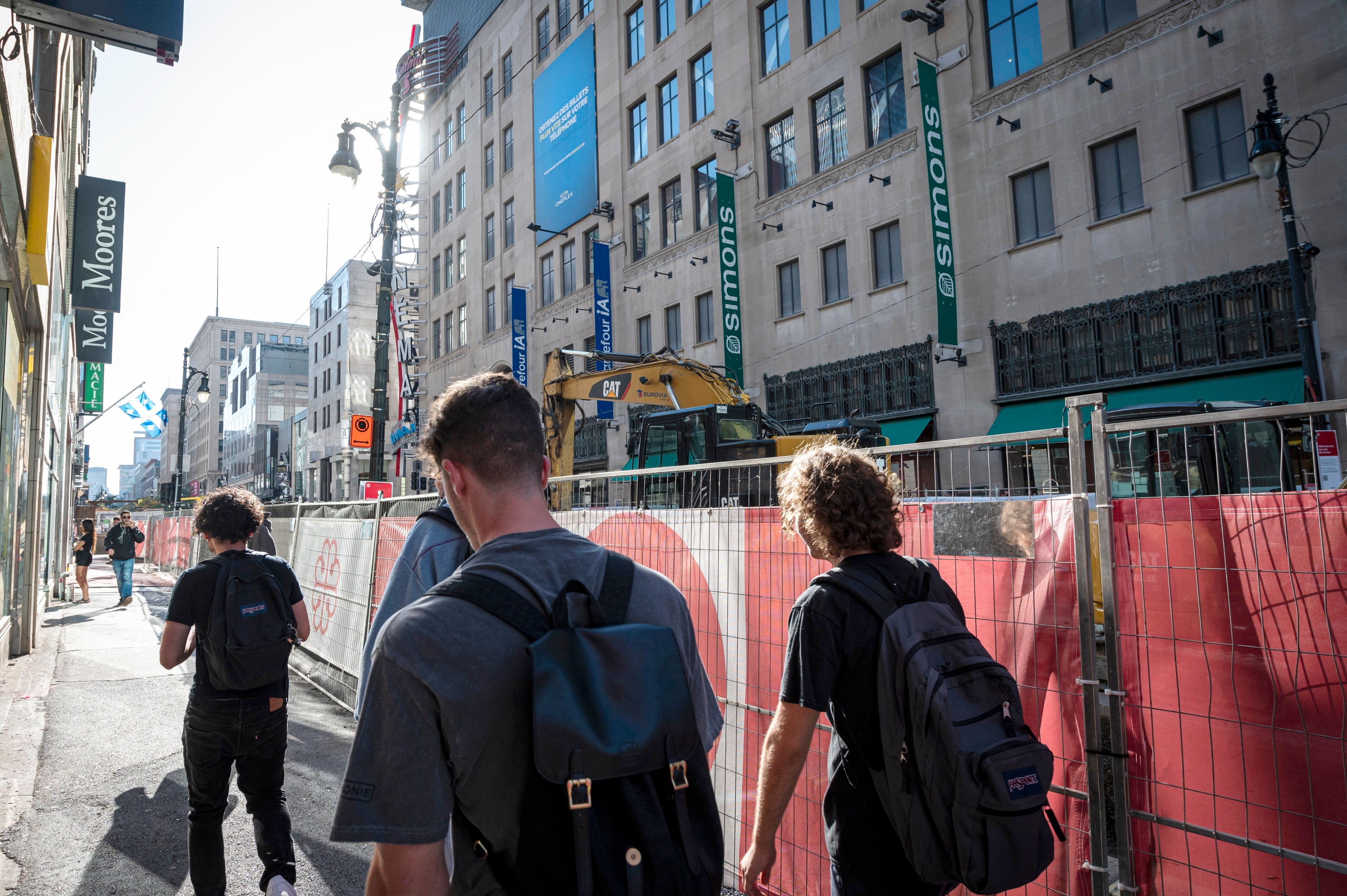Ambiance de la rue Sainte-Catherine Ouest dans le Centre-Ville entre les rues Peel et De Bleury, à Montréal, le mercredi 4 octobre 2023. Sur cette photo, le chantier de la rue Sainte-Catherine.