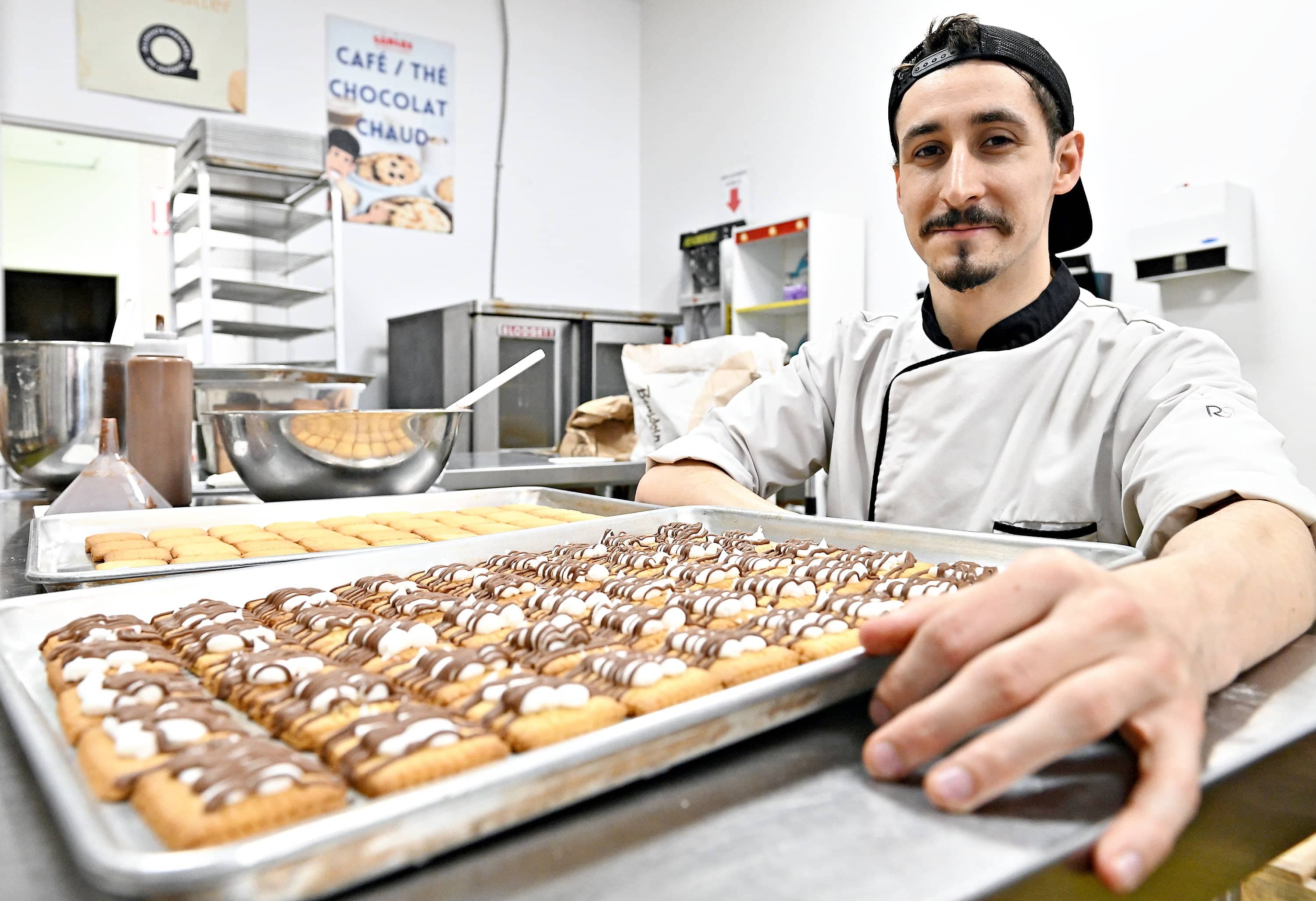 Sébastien Romagny, de l'entreprise Les Sablés de l’Osti d’Français, à Québec, fabrique des biscuits Papineau, que l'on voit ici.