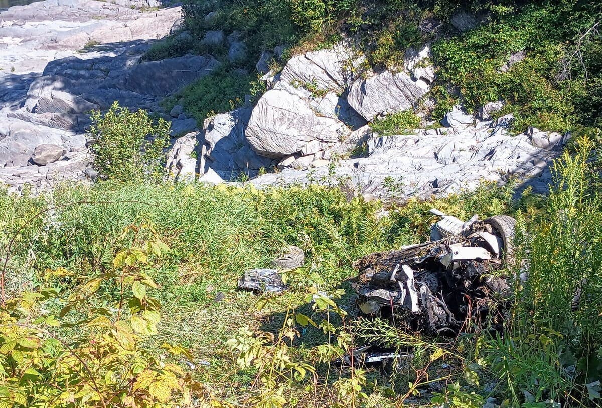 La voiture a été complètement détruite.