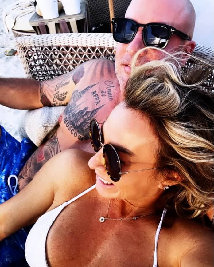 Le Hells Angels Martin Robert arbore un tatouage représentant le Kremlin, avec le nom de la capitale russe, sur sa poitrine, qu’on voit sur des photos publiées sur Facebook par sa conjointe, Annie Arbic, en 2024. Robert fait maintenant l’objet d’une enquête de la GRC en matière de sécurité nationale en raison de ses voyages en Russie. PHOTO TIRÉE DE LA PAGE FACEBOOK D’ANNIE ARBIC