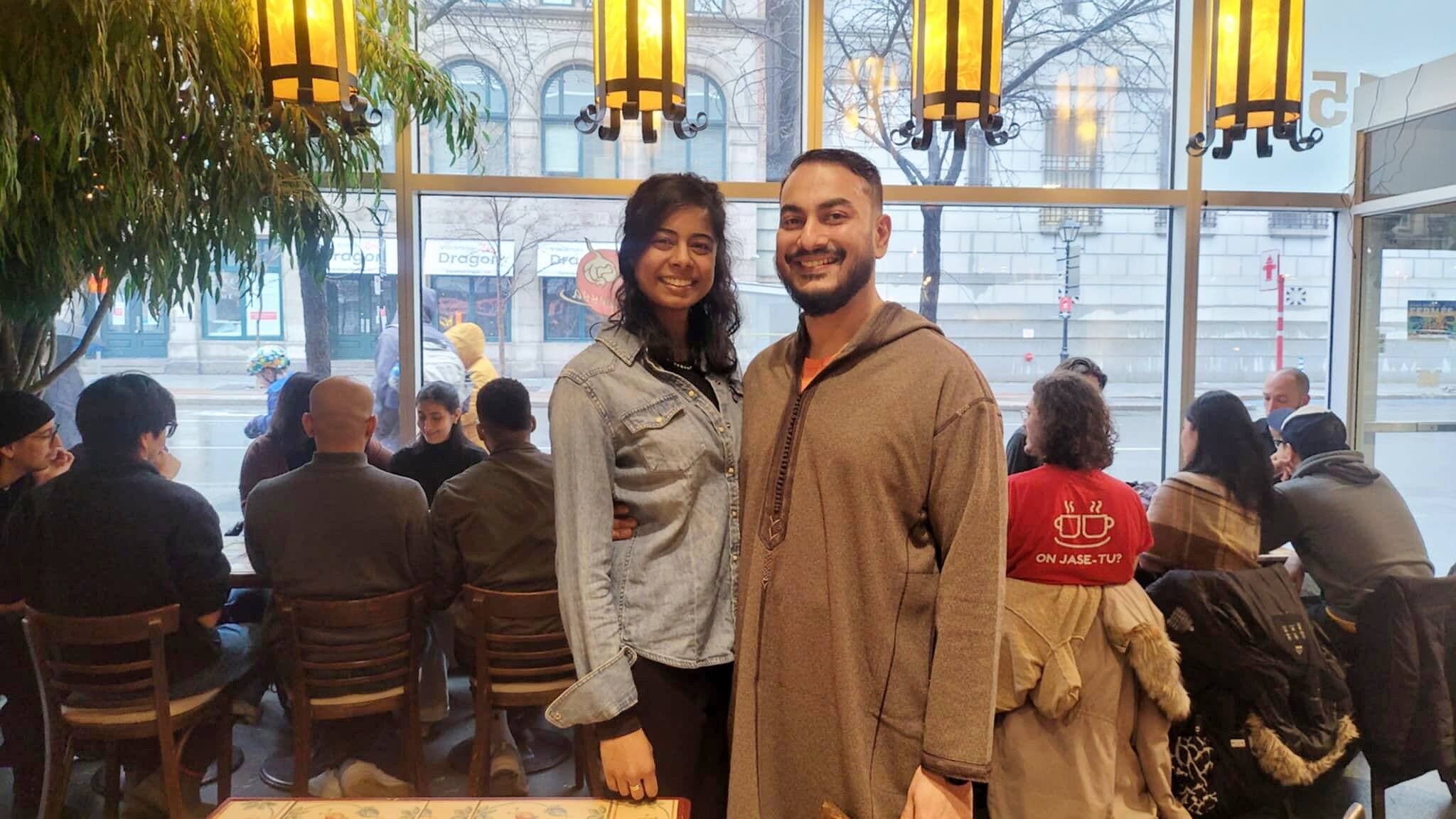 Naba et Abrar Alvalla posent pendant qu’a lieu une de leurs rencontres Pâtes et parle dans leur restaurant du palais des congrès.