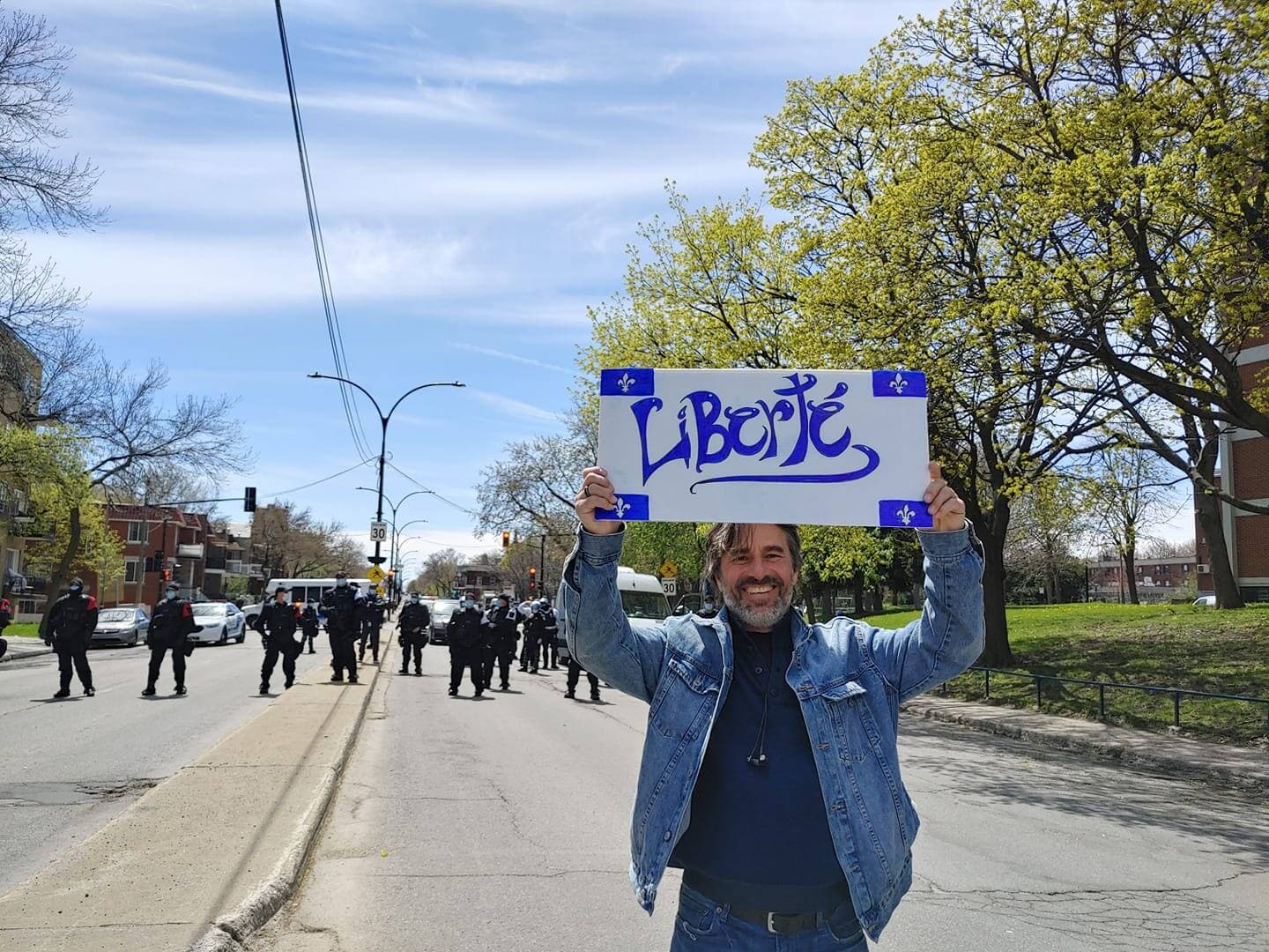 Serge Lapierre, déclaré plaideur quérulent ce mois-ci, durant une manif contre les mesures sanitaires.