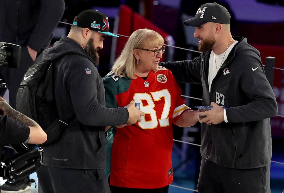 Jason et Travis Kelce en compagnie de leur mère Donna, lors de la traditionnelle journée des médias du Super Bowl.