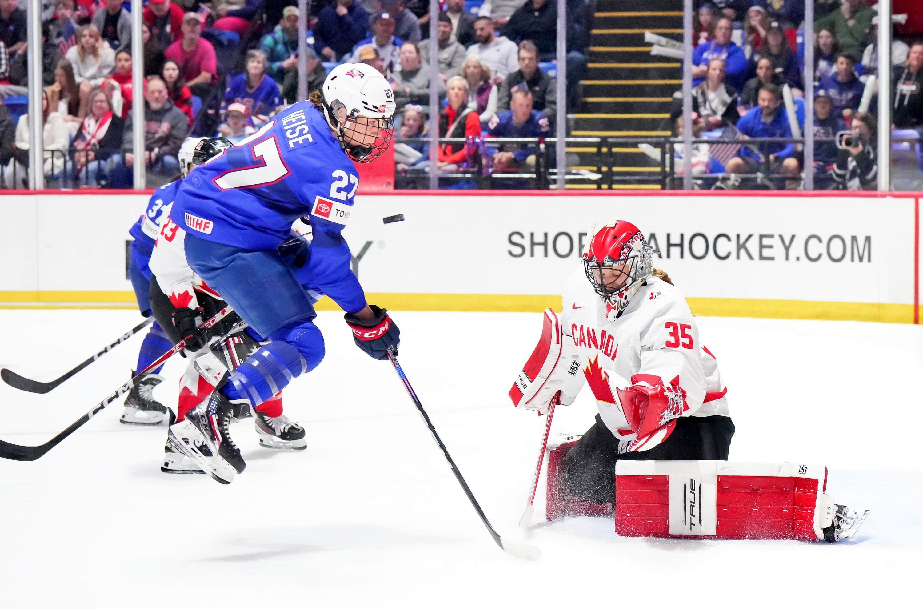 Ann-Renée Desbiens a réalisé un arrêt devant l'Américaine Taylor Heise, lors d'un match du tour préliminaire entre le Canada et les États-Unis au Championnat du monde de hockey féminin, le lundi 8 avril 2024, à Utica.