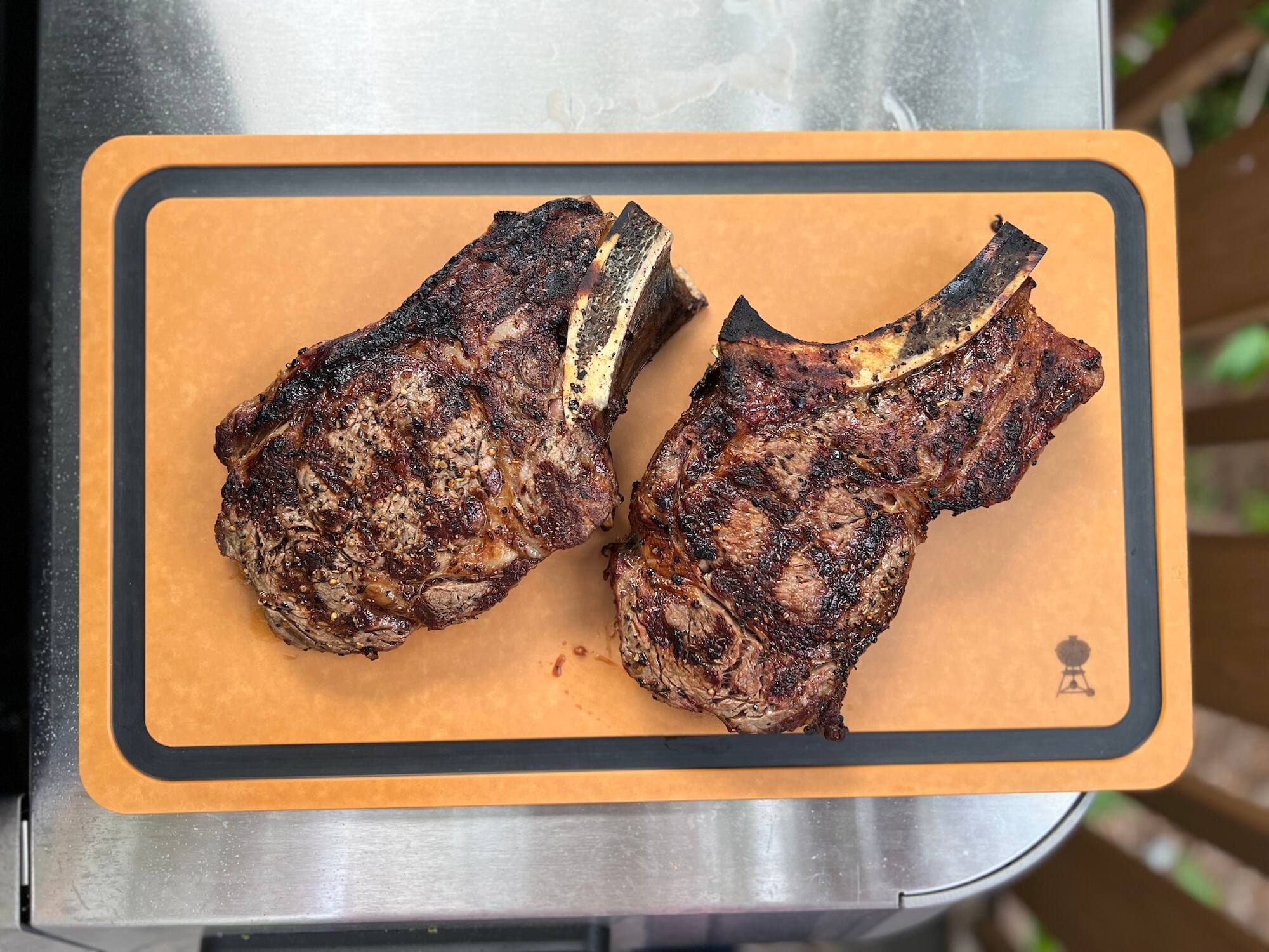 Haute température, bonnes grilles, assez d’espace pour cuisiner ses accompagnements, thermomètre connecté : le SX-335 se démarque pour la cuisson du steak.