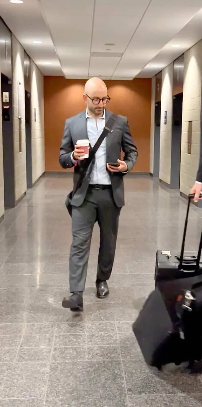 Michael Assaraf lors de son passage au palais de justice de Montréal plus tôt cette semaine. Il conteste la radiation de 12 mois qui lui a été imposée par l’Ordre des pharmaciens.