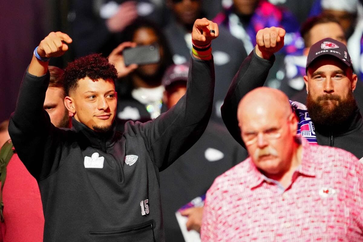 Derrière leur entraîneur-chef, Andy Reid, Patrick Mahomes et Travis Kelce ont semblé amusés par la réaction hostile du public à leur endroit au moment de leur arrivée à la soirée des médias à l’occasion du Super Bowl 58, à Las Vegas.