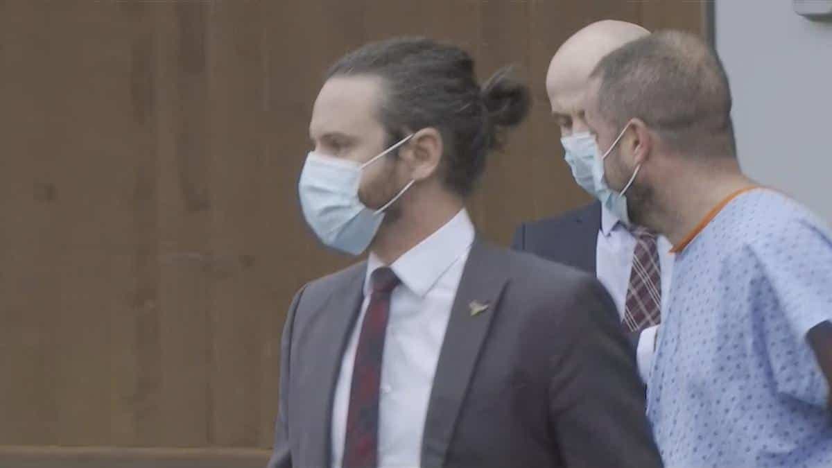 Alexandre Boudreau Chartrand, en jaquette d’hôpital, lors de sa comparution au palais de justice de Joliette le 29 septembre 2021.