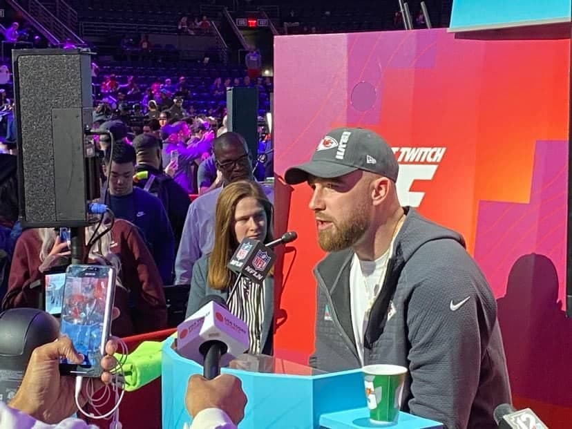 Pendant une heure, les joueurs des Chiefs et des Eagles, dont Travis Kelce, ont répondu aux nombreuses questions des journalistes.