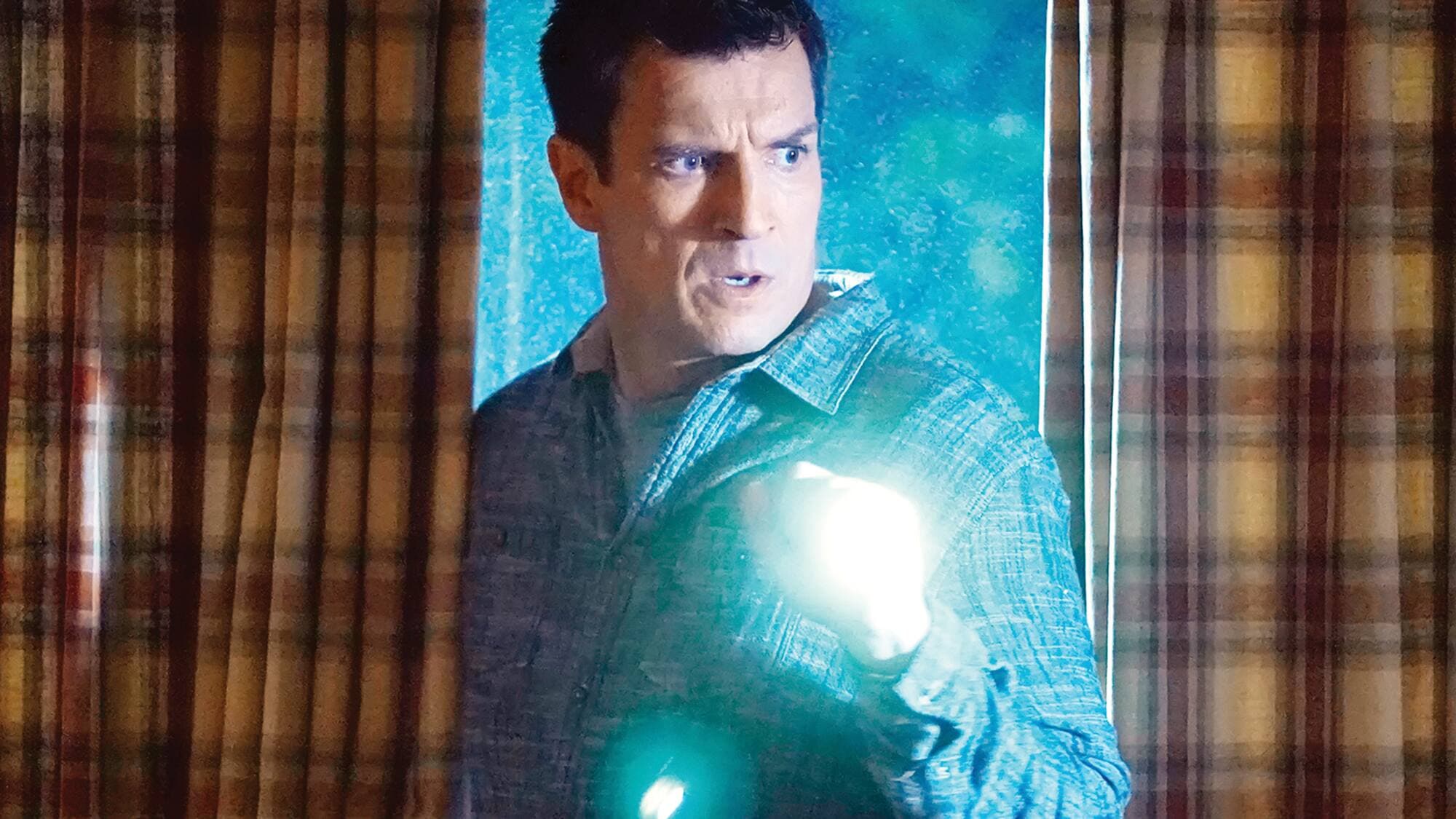 John (Nathan Fillion) est prêt à tout pour dévoiler la duplicité de Nick Armstrong.