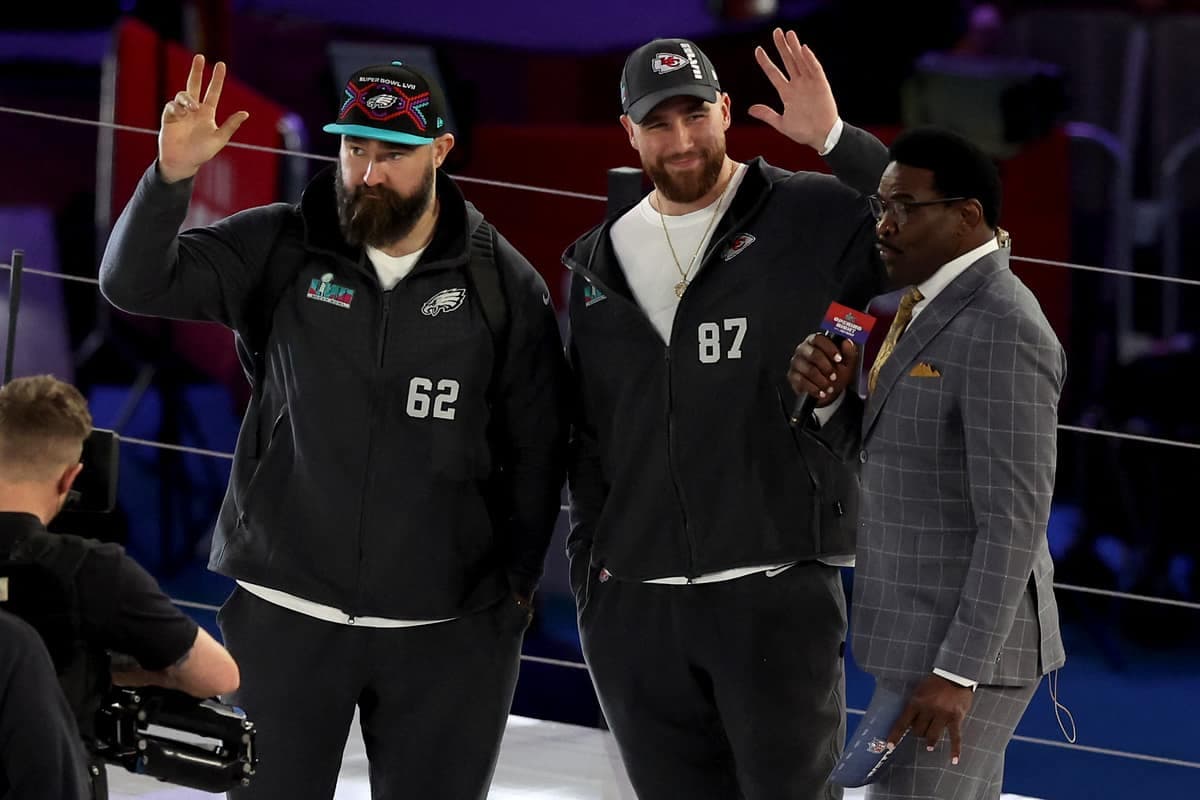 Jason et Travis Kelce en entrevue avec l'ex-receveur étoile des Cowboys de Dallas, Michael Irwin.