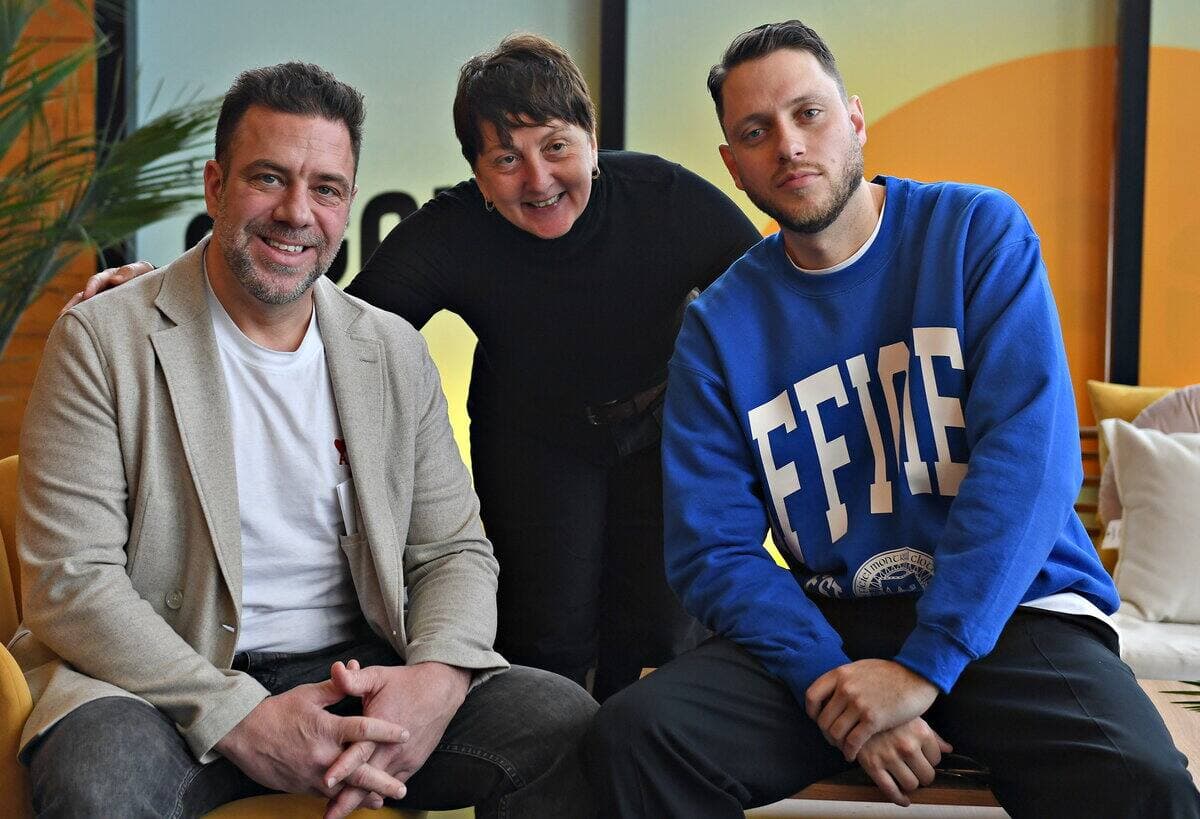 Dominique Goulet en compagnie du grand patron du Groupe sports et divertissement de Québecor, Martin Tremblay, et du rappeur Loud, en avril 2024, lors du dévoilement de la programmation du festival Cigale.