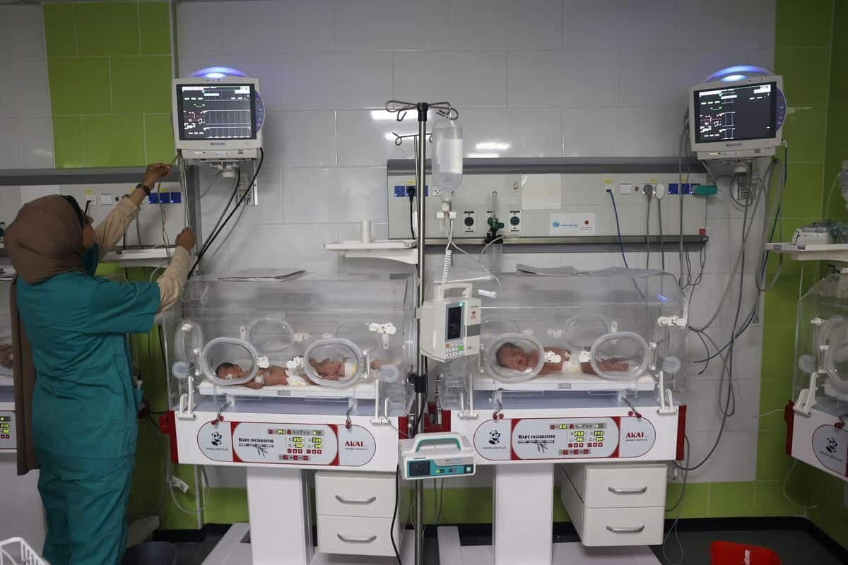 Une médecin palestinienne soigne des bébés prématurés à l'hôpital émirati de Rafah, dans le sud de la bande de Gaza, le 24 avril 2024