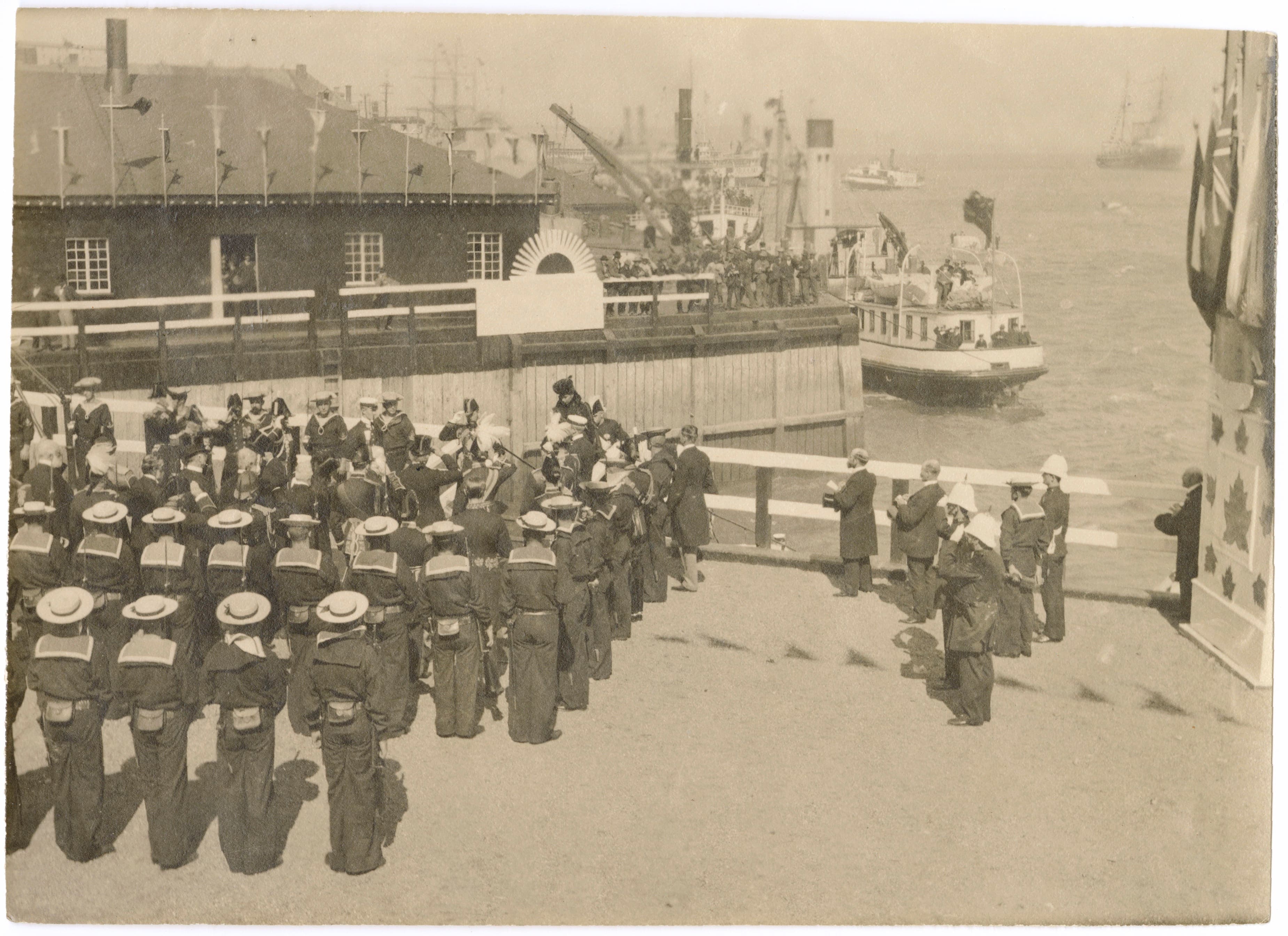 L'arrivée du duc et de la duchesse d'York au quai du Roi, septembre 1901.