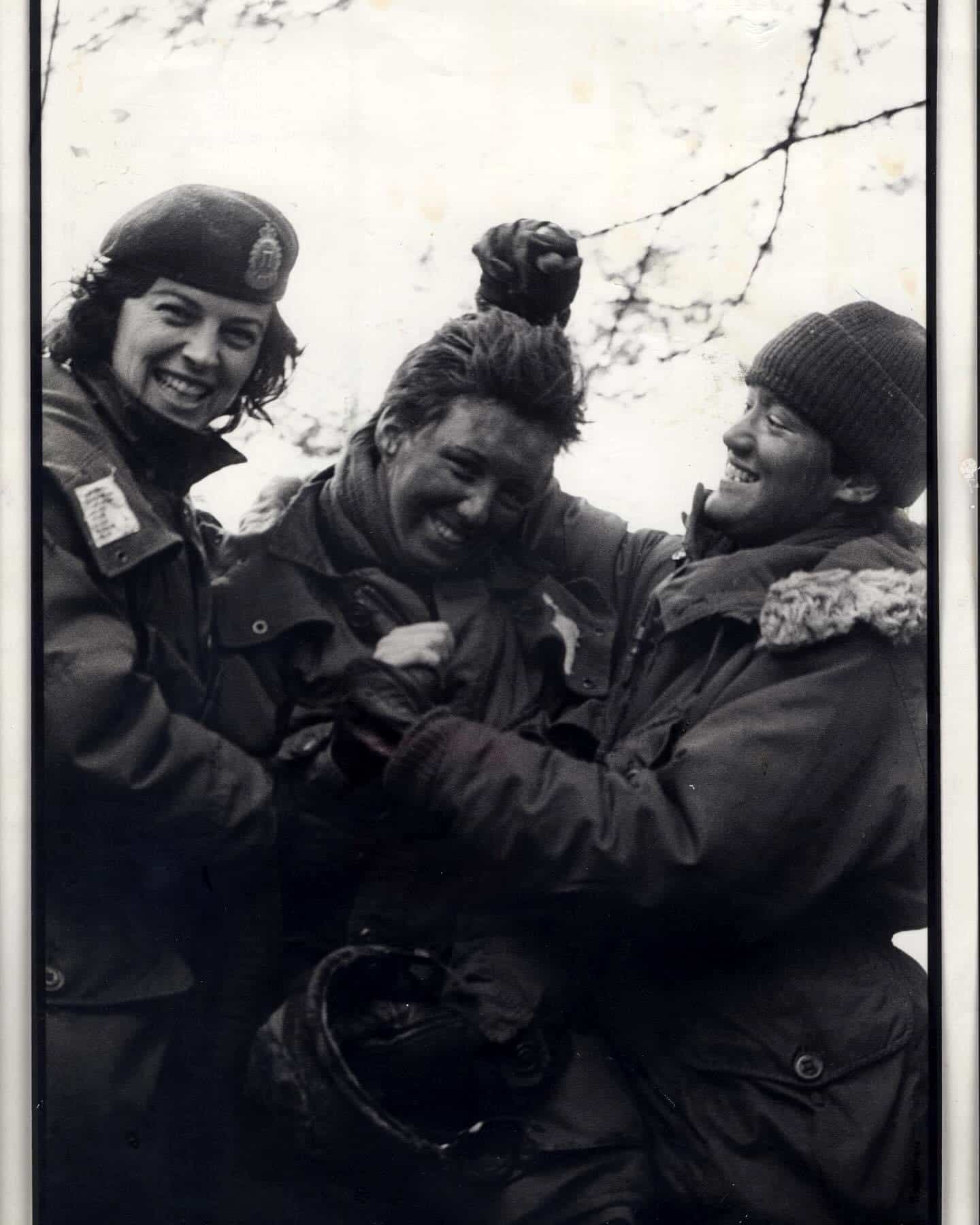 Martine Roy (au centre) lorsqu’elle était soldate pour l’Armée canadienne.