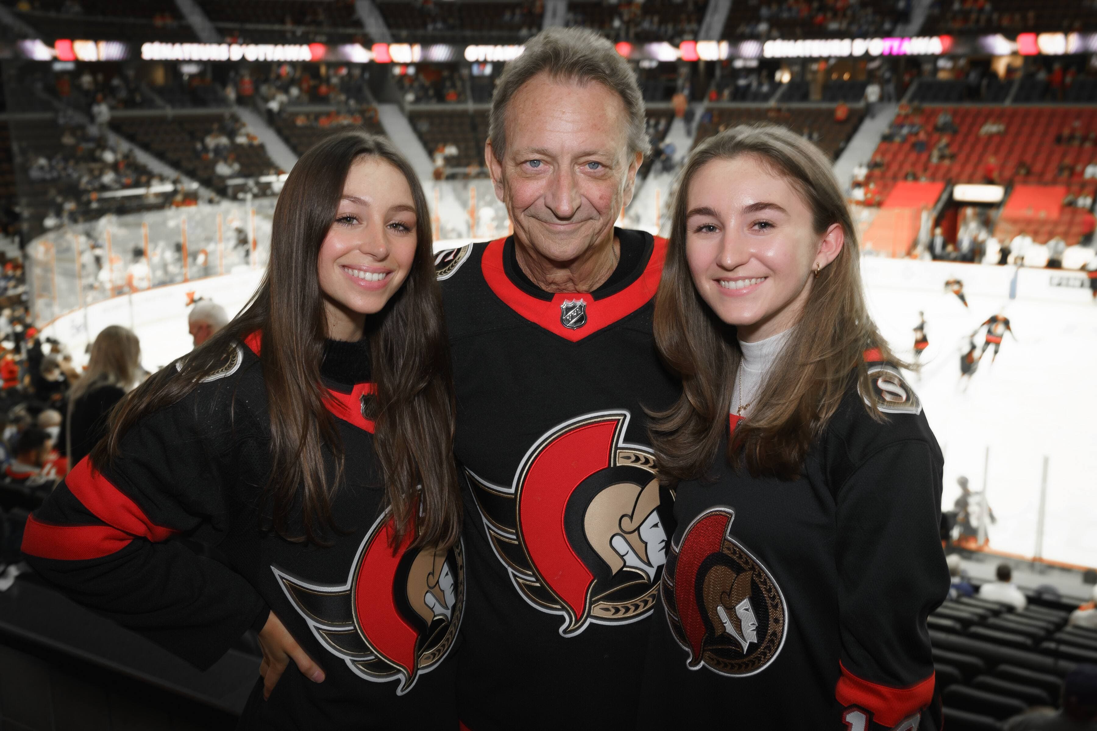 Le défunt propriétaire des Sénateurs d’Ottawa Eugene Melnyk en compagnie de ses filles Anna et Olivia.