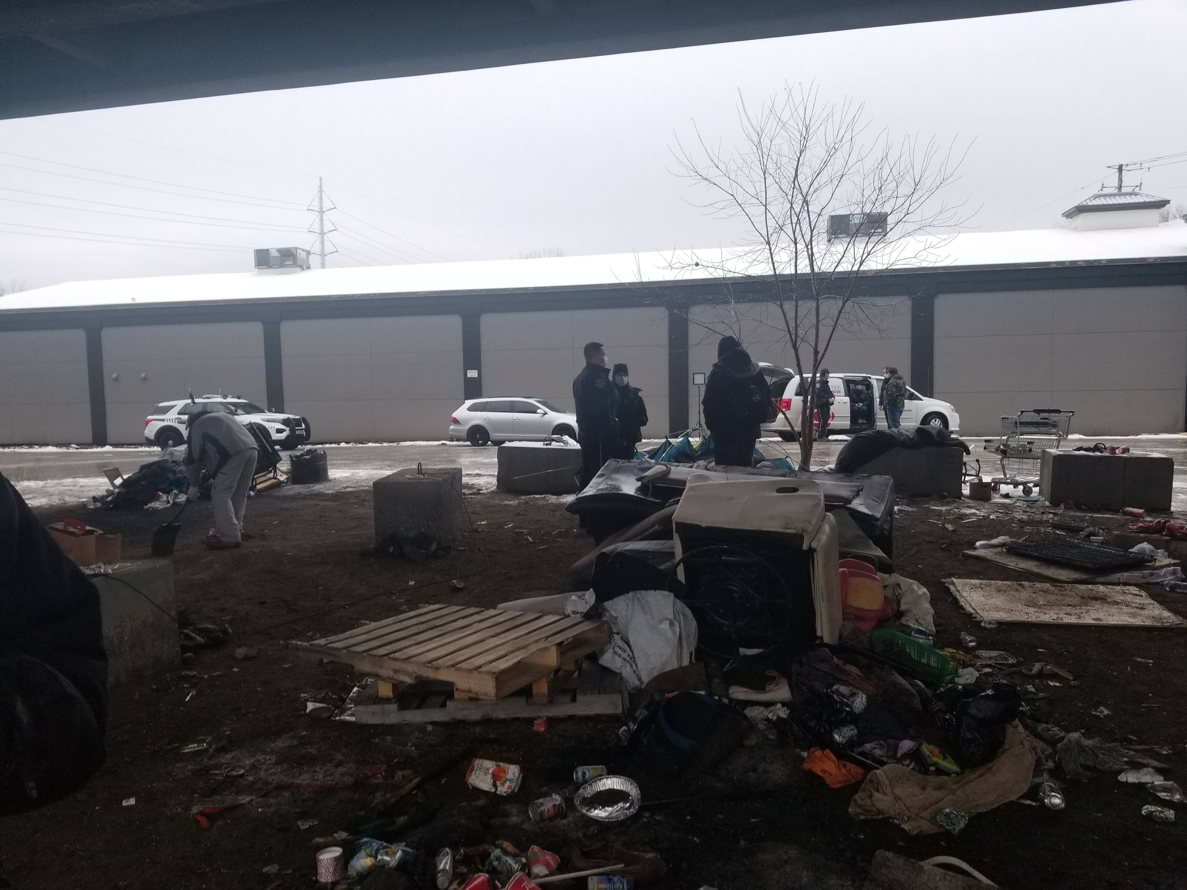 Le démantèlement du campement d'itinérants sous le pont Joffre à Sherbrooke est en cours. Photo prise par l'Association de locataires de Sherbrooke lundi.