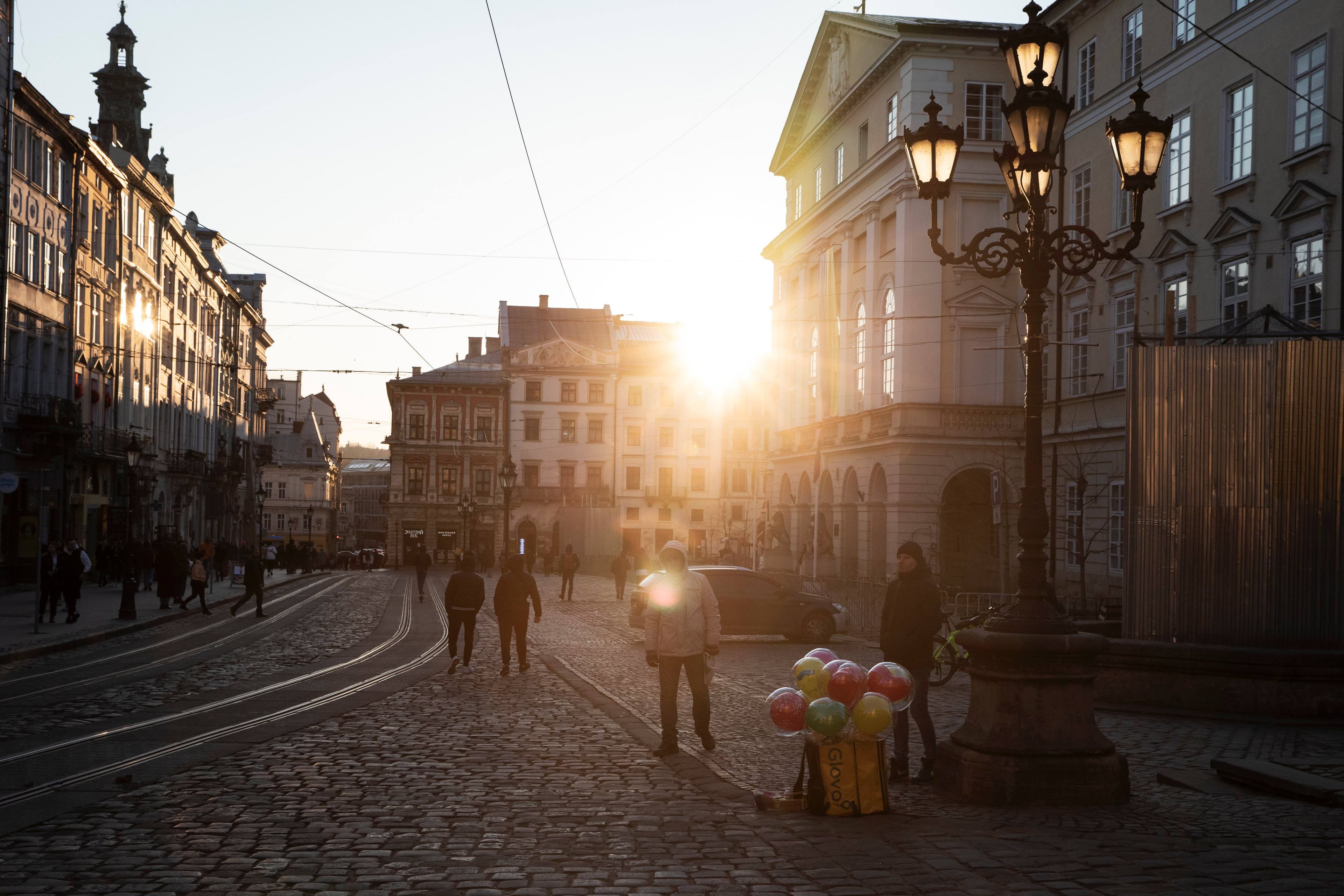 Le soleil se couche sur le centre-ville de Lviv, en Ukraine.