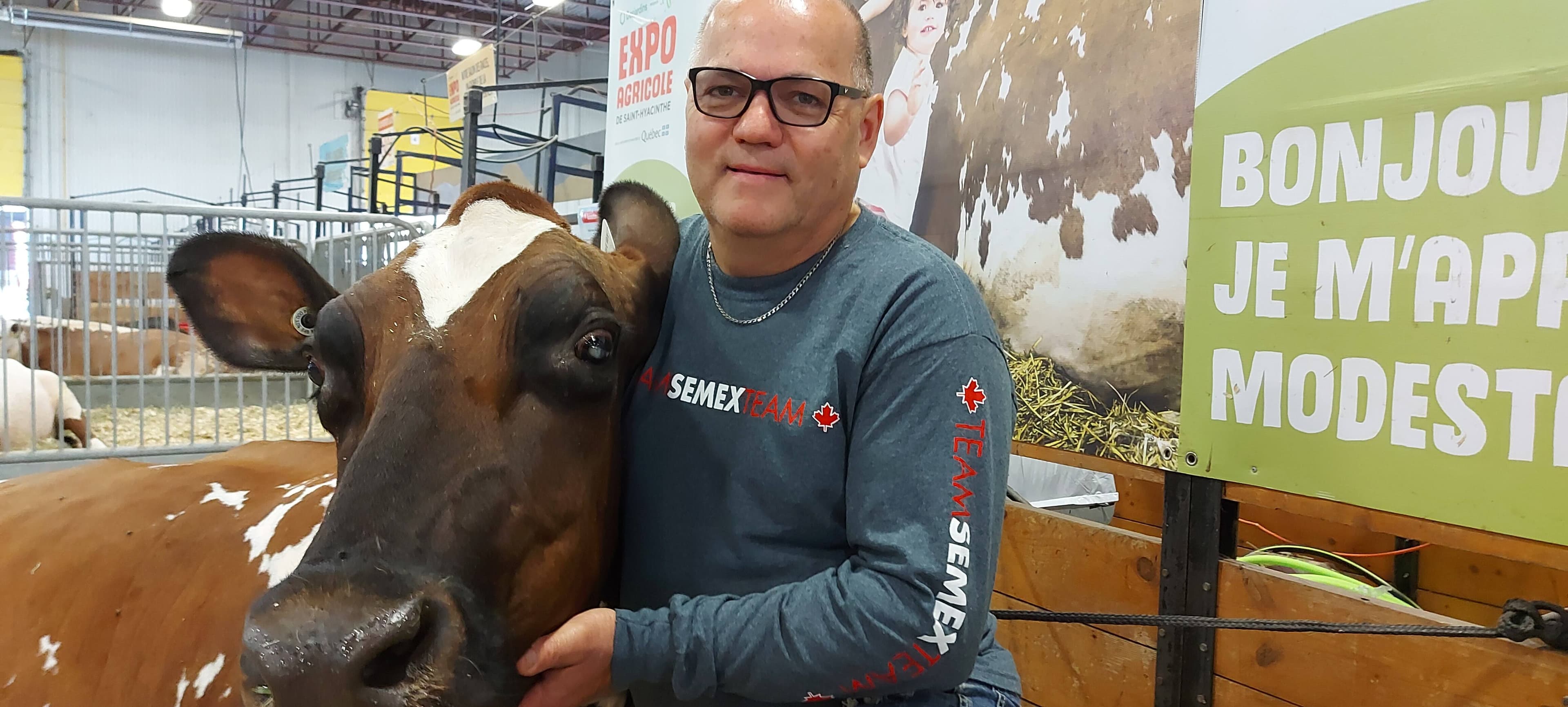 Richard Lagacé, un producteur laitier de 100 vaches laitières.