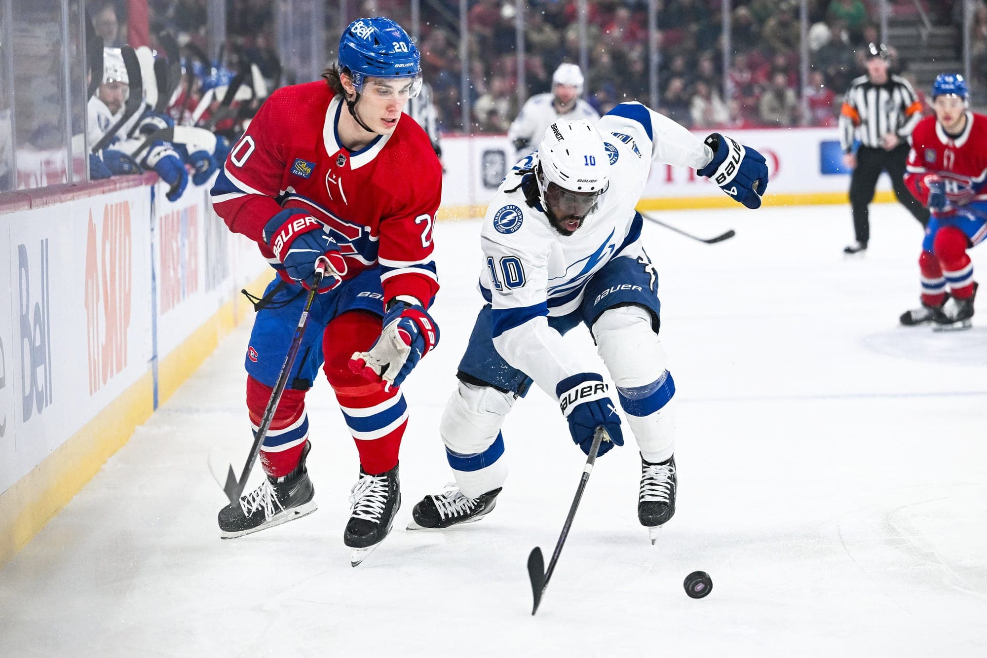 Juraj Slafkovsky a bataillé pour la rondelle avec Anthony Duclair en première période du match opposant le Canadien au Ligthning,hier, au Centre Bell.