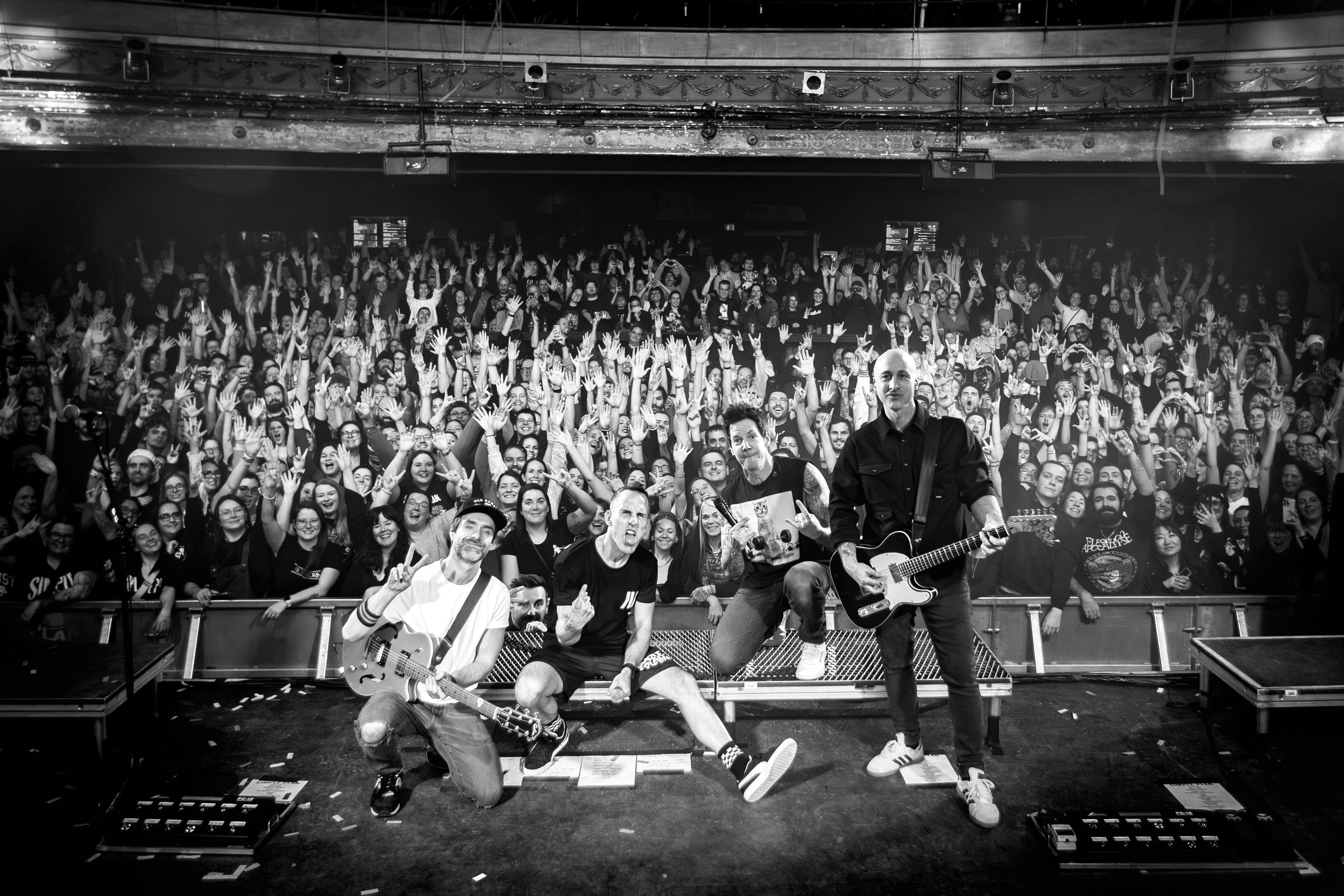 Simple Plan a donné un concert-bénéfice intime au Théâtre Beanfield de Montréal, le 16 décembre 2025.
