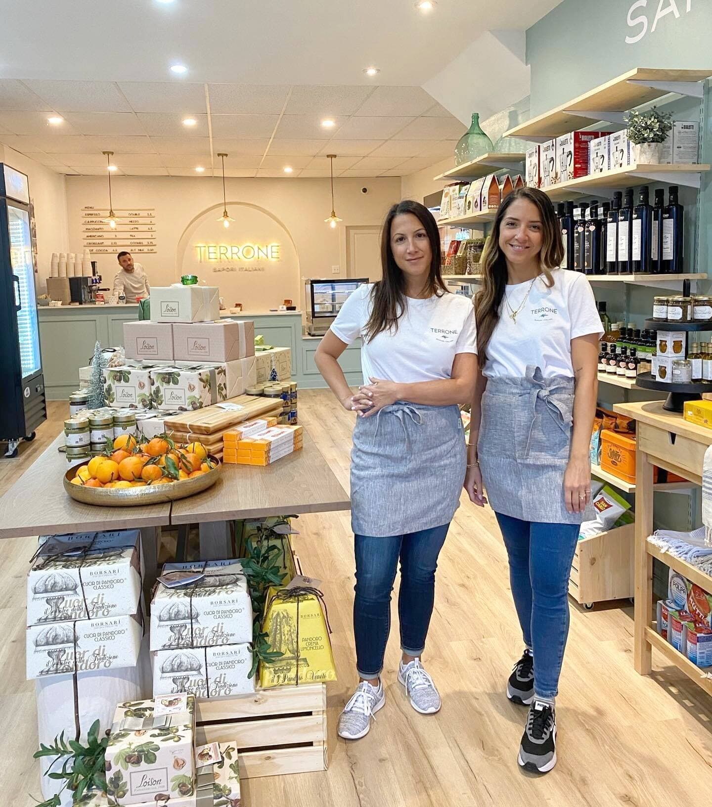 Patty et Francesca Terrone, les sœurs et propriétaires de l’épicerie/café du même nom dans Montréal-Ouest