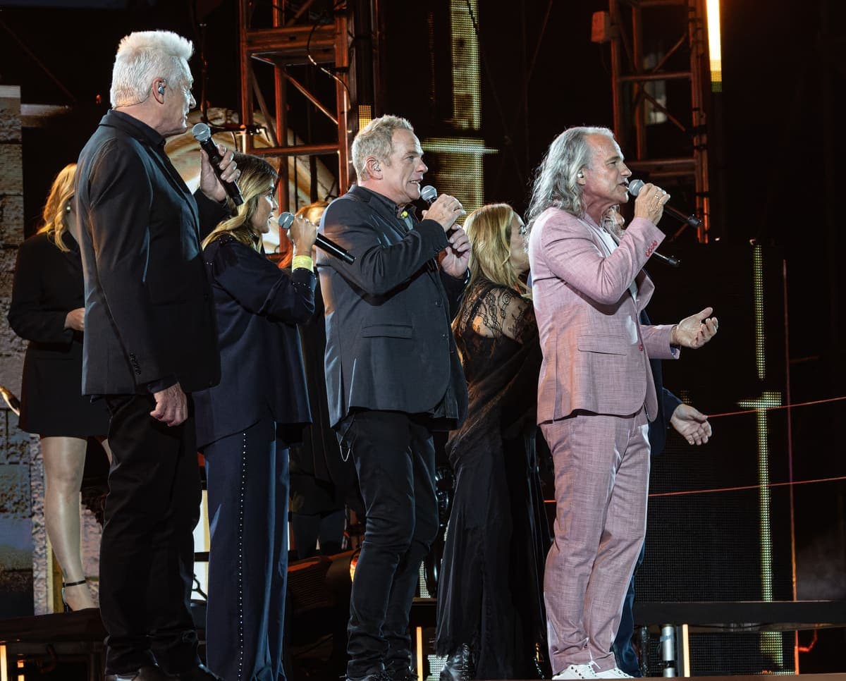 Daniel Lavoie, Garou et Bruno Pelletier ont lancé le spectacle en chantant «Le temps des cathédrales» avec les interprètes de la mouture originale de «Notre-Dame de Paris», Patrick Fiori, Hélène Segara et Julie Zenatti.