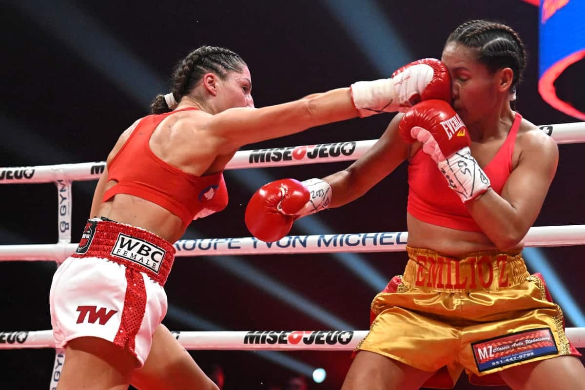 Kim Clavel a écrasé le nez de Naomi Arellano Reyes, hier, à la Place Bell de Laval.