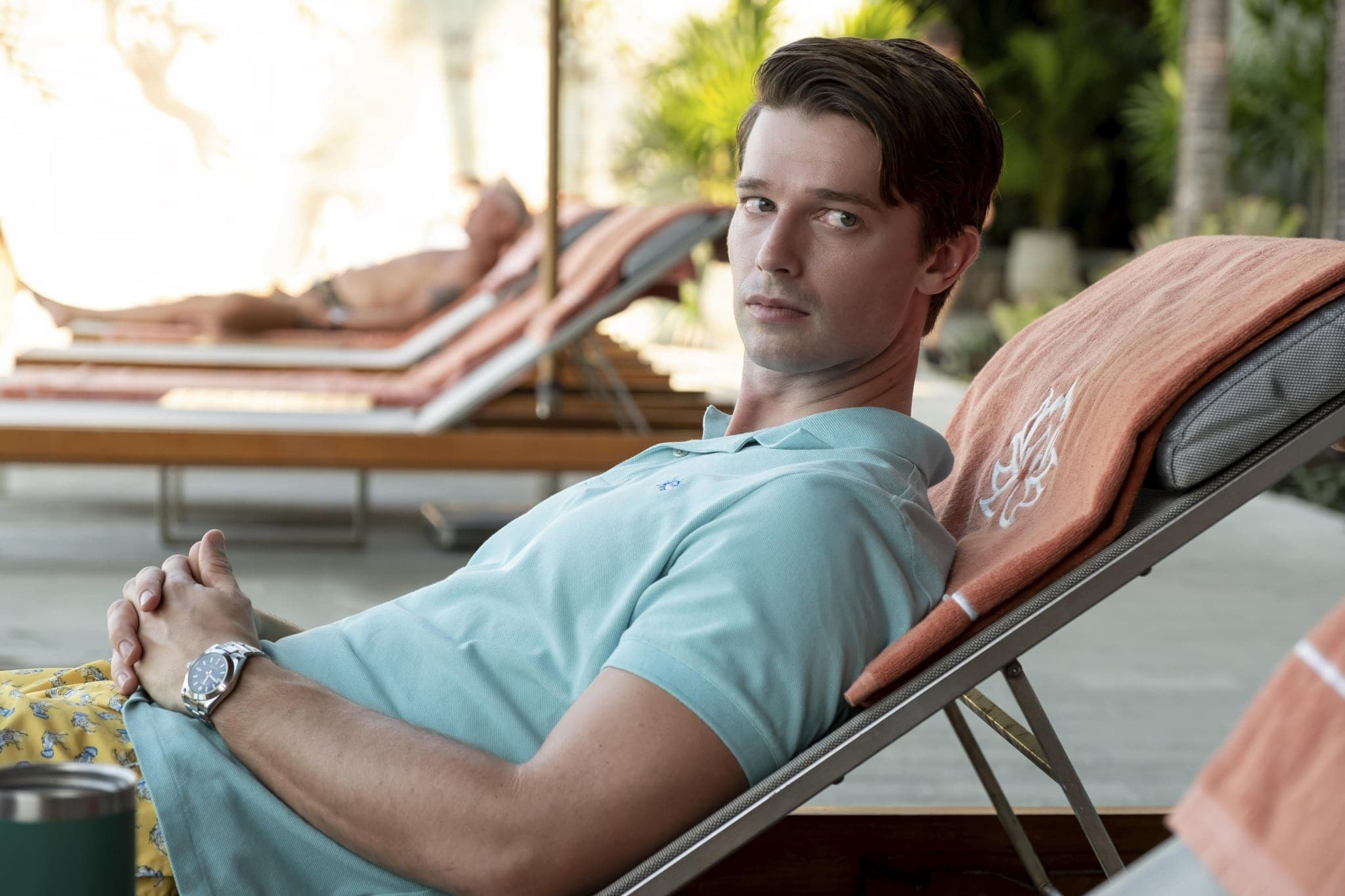 Patrick Schwarzenegger dans une scène de la série «The White Lotus»