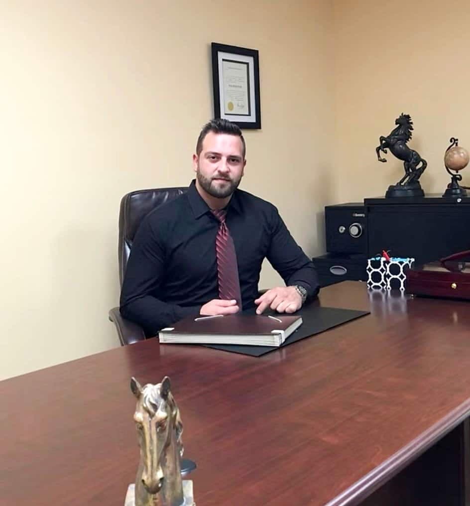 Bachir Atallah, un avocat américain, dit avoir été détenu à la frontière en revenant d'un séjour pour visiter son cousin dans le Grand Montréal. Il lance une message aux Canadiens qui veulent aller au Sud.